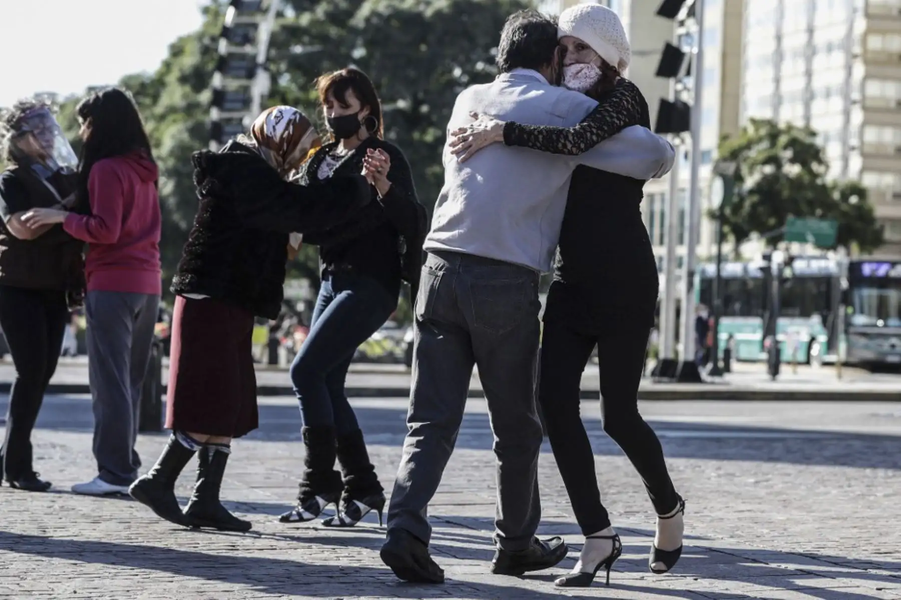 Milonga -género musical folclórico similar al tango- bailadores actúan durante una protesta bajo el lema "En defensa del abrazo y el tango como actividad recreativa en espacios públicos" junto al obelisco en Buenos Aires. Foto: AFP