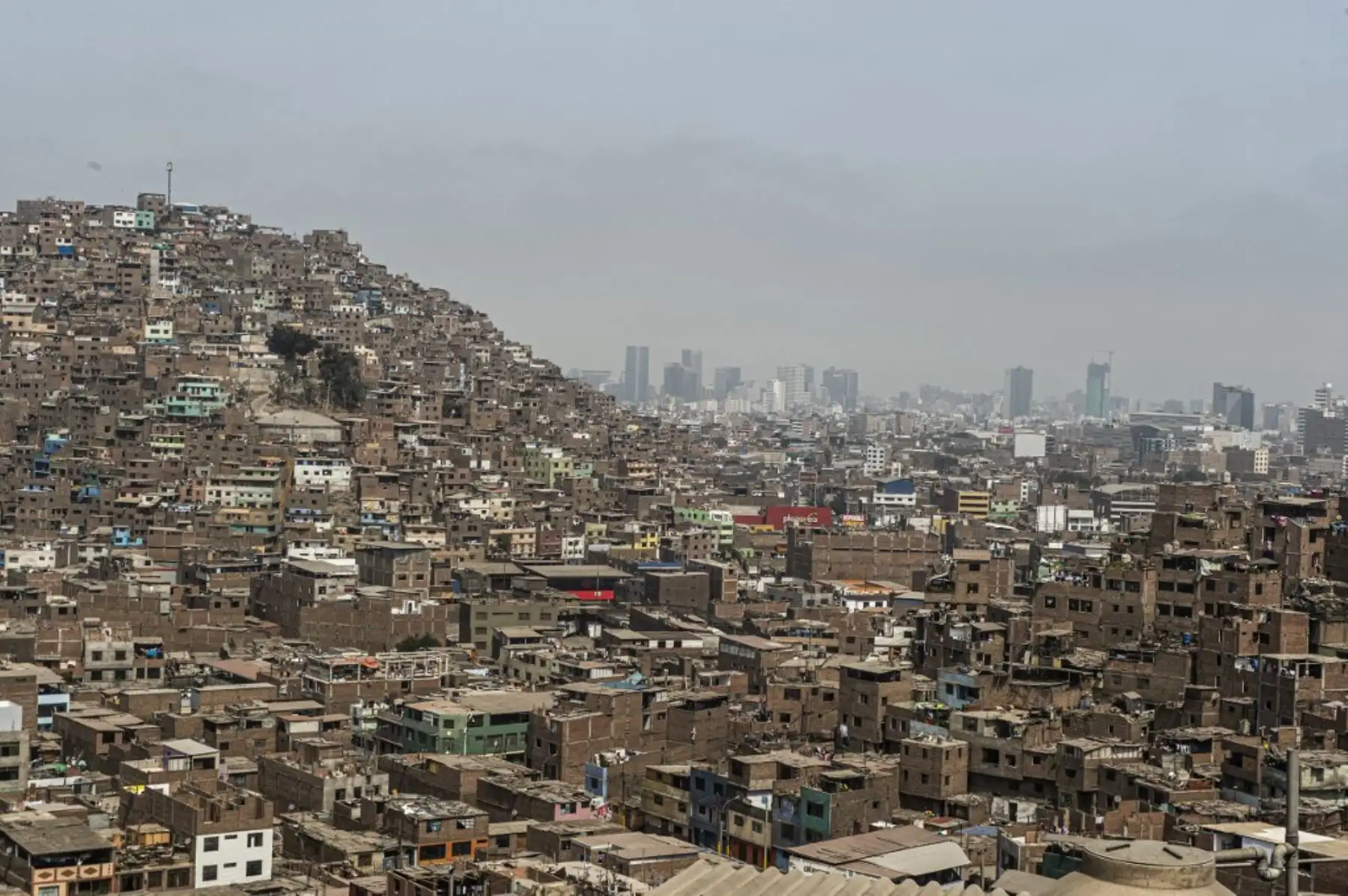 Vista general del distrito de El Agustino en Lima. Foto: AFP
