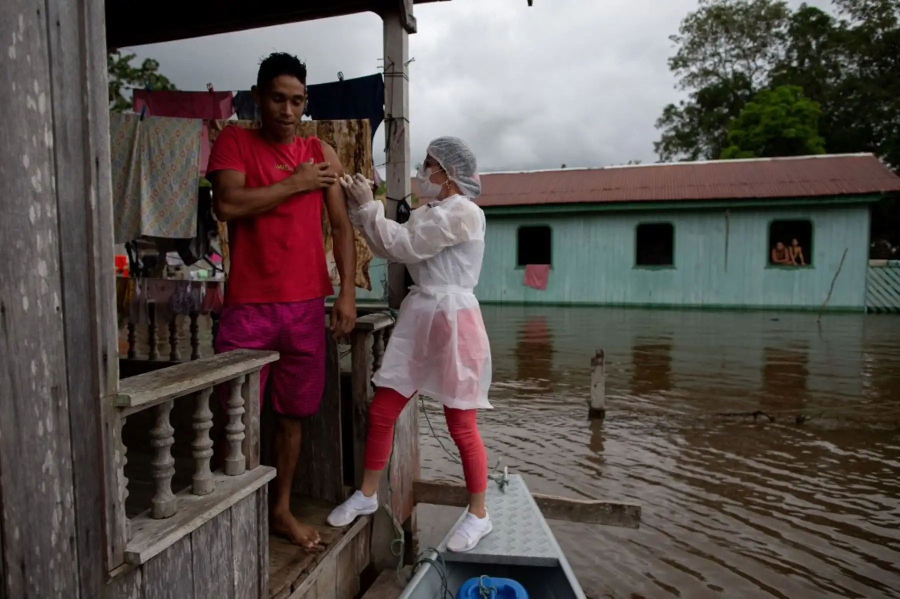 Un residente es vacunado contra la covid-19 en la ciudad de Anama, Amazonas, Brasil. Foto: AFP
