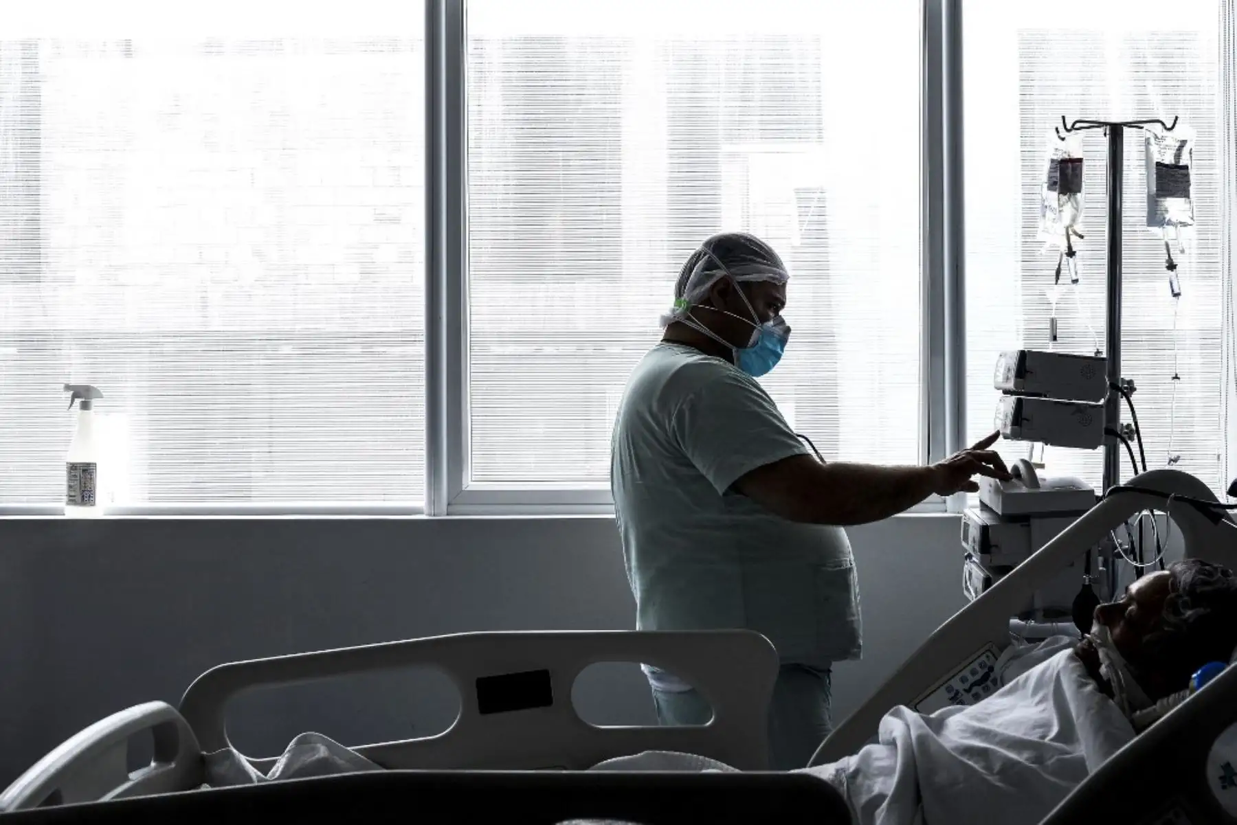 Un trabajador de salud trata a un paciente de Covid-19 en la unidad de cuidados intensivos (UCI) en Bogotá. Foto: AFP