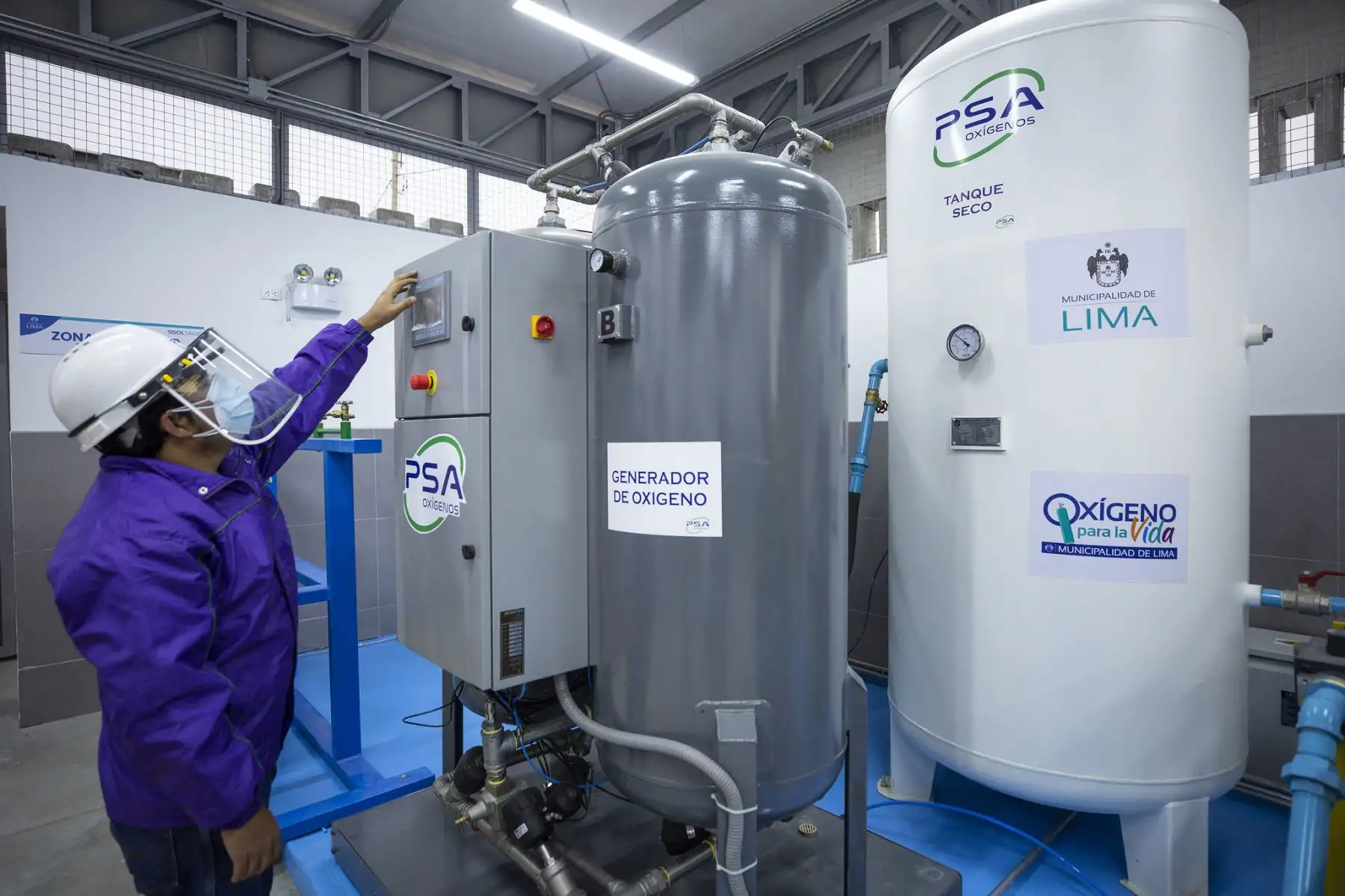 El alcalde de Lima, Jorge Muñoz, inauguró la tercera planta de Oxígeno  en el establecimiento de Sisol Salud de Punta Hermosa, la cual brindará el servicio gratuito de recarga de oxígeno medicinal a los vecinos del sur de la capital.

Foto:ANDINA/Difusión
Foto: ANDINA/Difusión