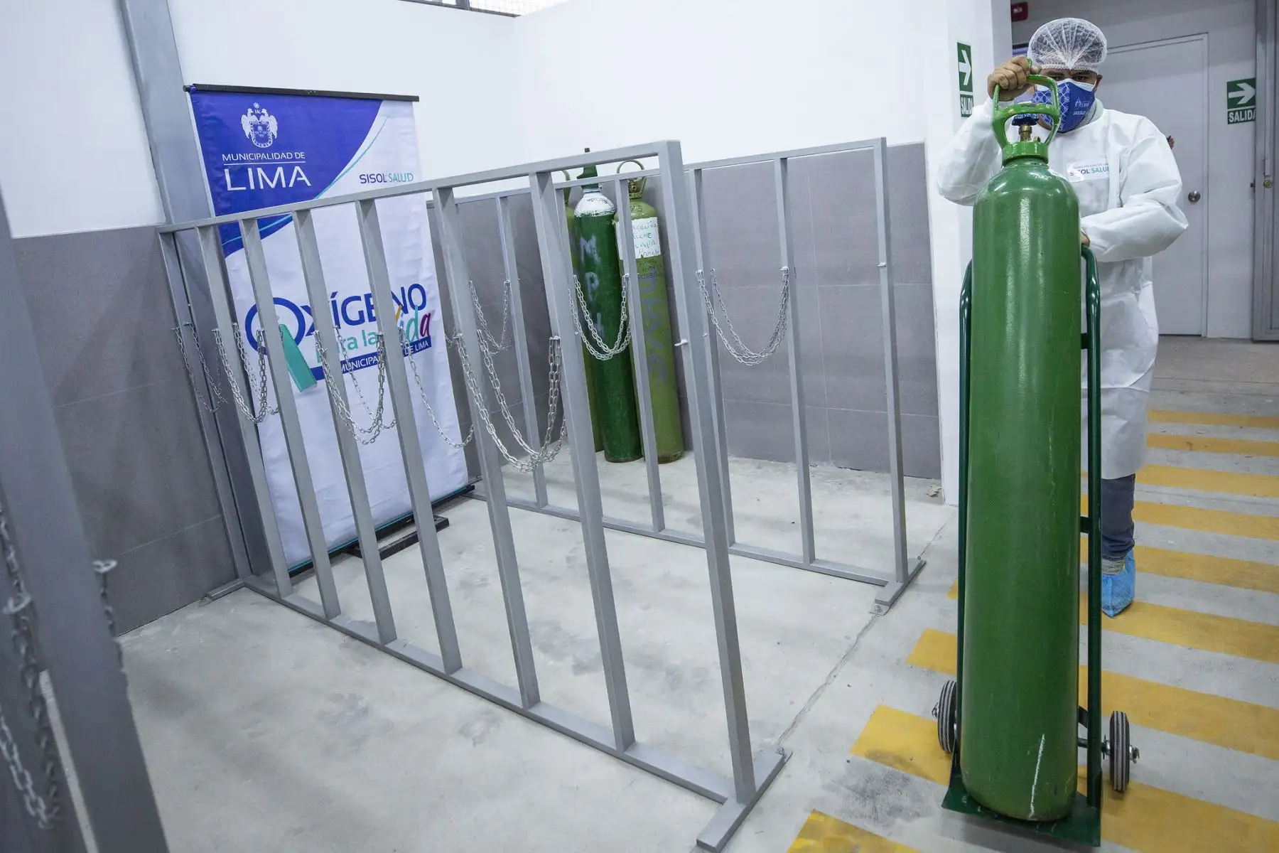 El alcalde de Lima, Jorge Muñoz, inauguró la tercera planta de Oxígeno  en el establecimiento de Sisol Salud de Punta Hermosa, la cual brindará el servicio gratuito de recarga de oxígeno medicinal a los vecinos del sur de la capital.

Foto:ANDINA/Difusión
Foto: ANDINA/Difusión