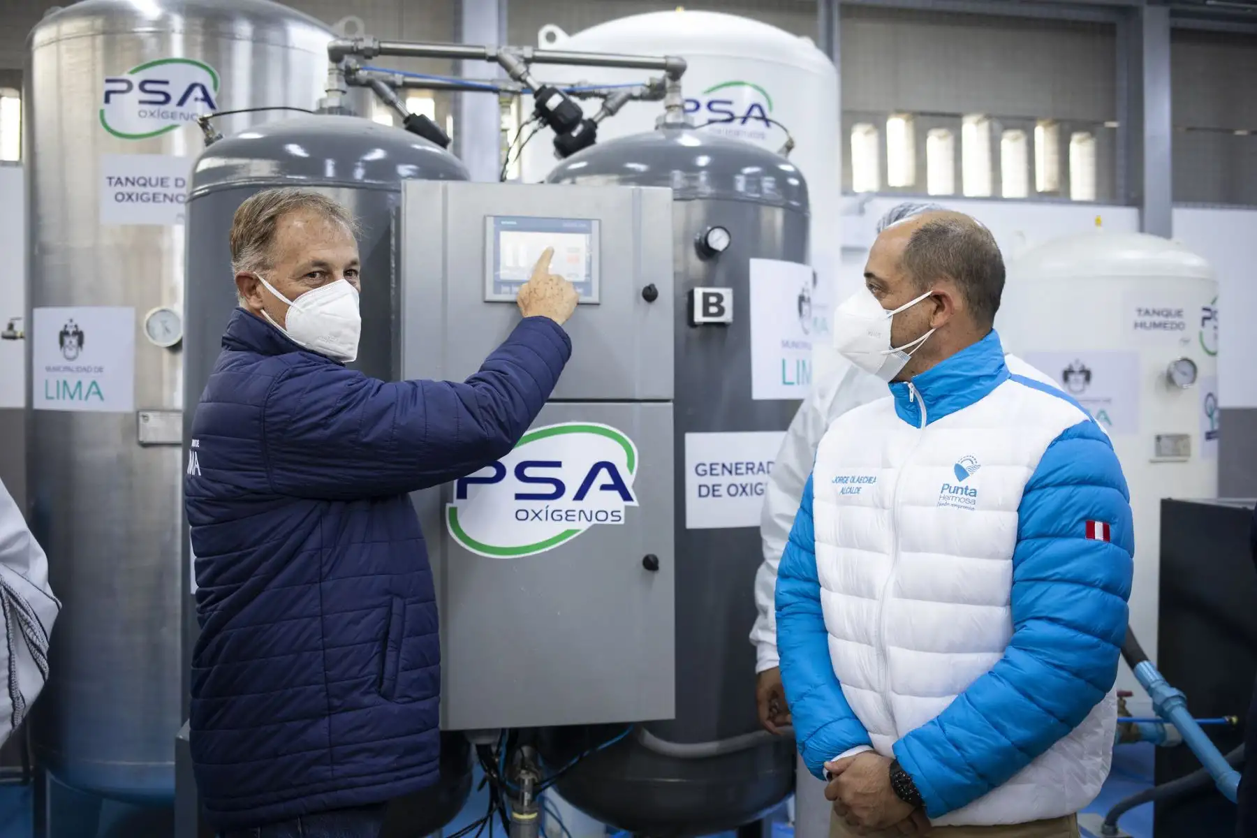 El alcalde de Lima, Jorge Muñoz, inauguró la tercera planta de Oxígeno  en el establecimiento de Sisol Salud de Punta Hermosa, la cual brindará el servicio gratuito de recarga de oxígeno medicinal a los vecinos del sur de la capital.

Foto:ANDINA/Difusión

Foto: ANDINA/Difusión