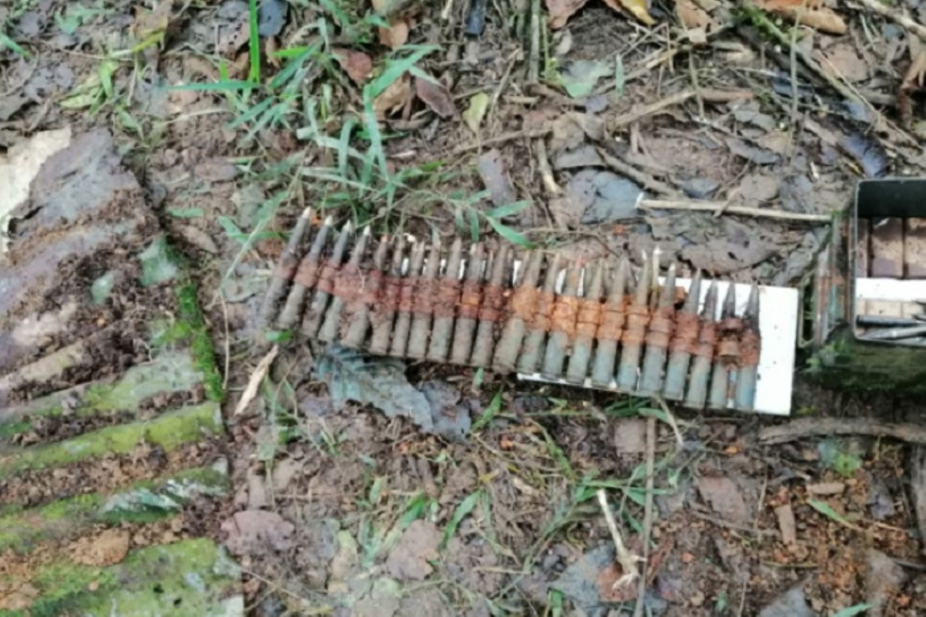 La Policía encontró cartuchos, proyectiles tipo granada, entre demás arsenal de guerra, debajo de la vegetación.