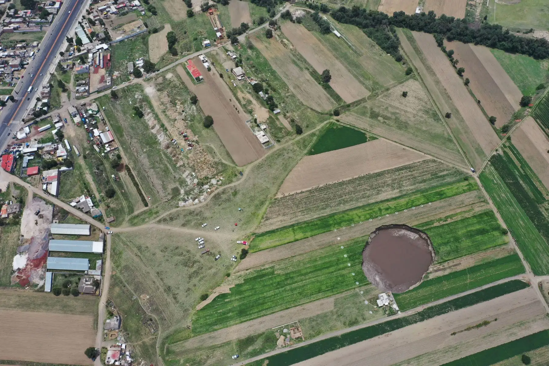 Vista aérea de un sumidero que fue encontrado por agricultores en un campo de cultivo en Santa María Zacatepec, estado de Puebla, México.
Foto: AFP