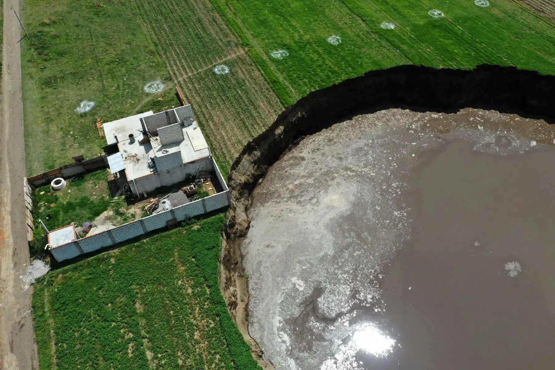 Un socavón que crece decenas de metros diariamente tiene preocupados desde el pasado fin de semana a los habitantes de una zona rural del estado mexicano de Puebla.
Foto: AFP