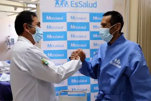 Especialistas del hospital Almenara extirpan quiste de gran dimensión a paciente de 44 años, quien ya fue dado de alta. Foto: ANDINA/EsSalud.