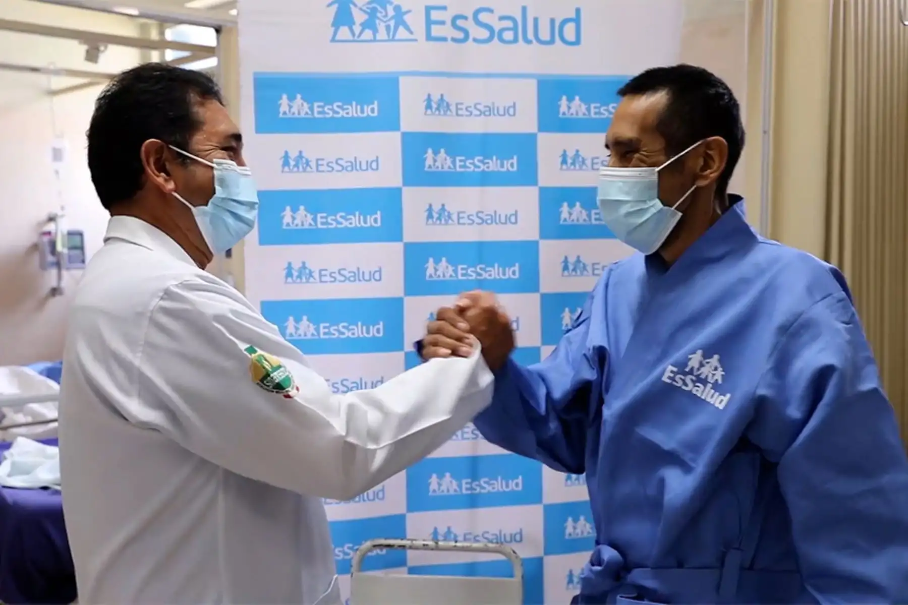Especialistas del hospital Almenara extirpan quiste de gran dimensión a paciente de 44 años, quien ya fue dado de alta. Foto: ANDINA/EsSalud.