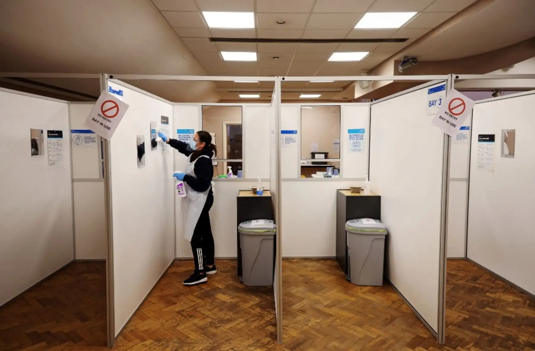 Un trabajador de la salud desinfecta un stand en una unidad de prueba NHS Test and Trace Covid-19 en el Centro Cívico de Uxbridge, Hillingdon, en el oeste de Londres. Foto: AFP