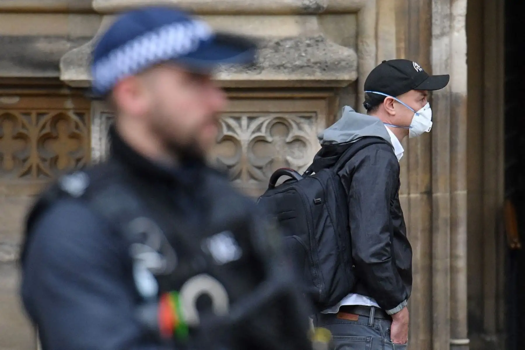 El ex asesor especial número 10 Dominic Cummings espera un taxi mientras abandona el Parlamento después de prestar testimonio en una audiencia de la comisión parlamentaria en Londres. Foto: AFP