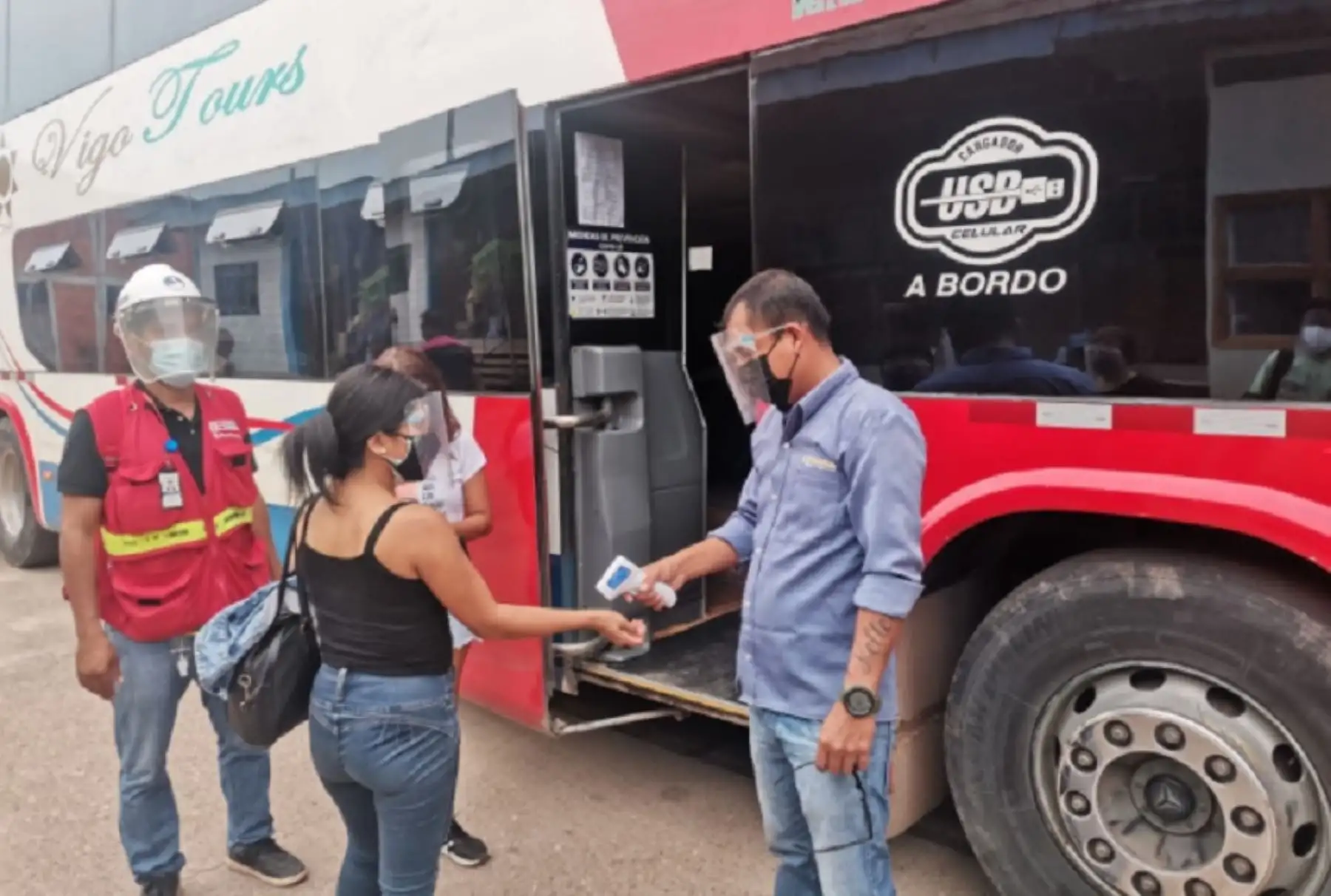 Los buses de pasajeros que realicen viajes interprovinciales por vía terrestre con duración mayor a cinco horas y que partan desde provincias declaradas en riesgo extremo, podrán operar con un aforo del 50 %, utilizando solo los asientos contiguos a las ventanas, y no será necesario presentar una prueba PCR molecular o antígena. Foto: MTC/Sutran