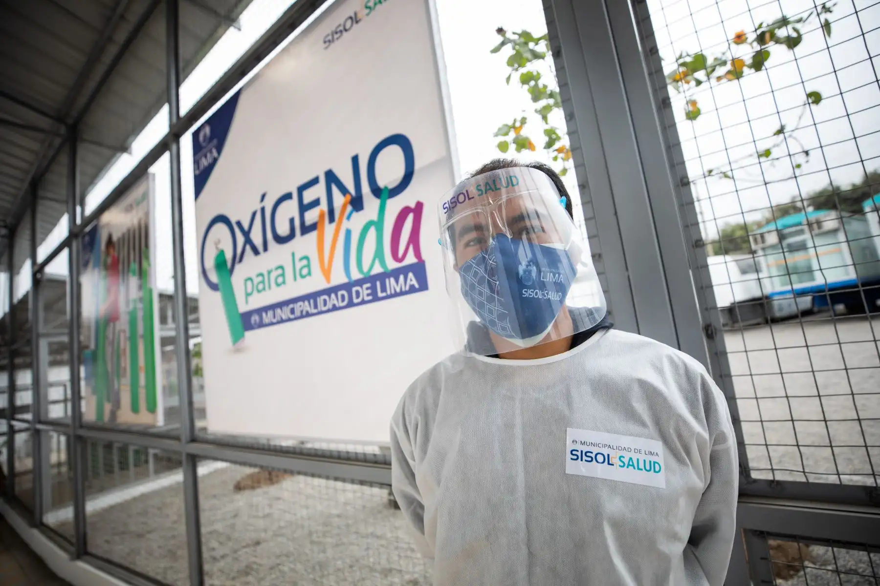 El alcalde Jorge Muñoz visita la segunda planta Oxígeno para la Vida, ubicada en Sisol Amancaes del Rímac, para supervisar su correcto funcionamiento. Los vecinos de la zona ya acceden al servicio gratuito de recarga de balón de oxígeno. Foto: MML