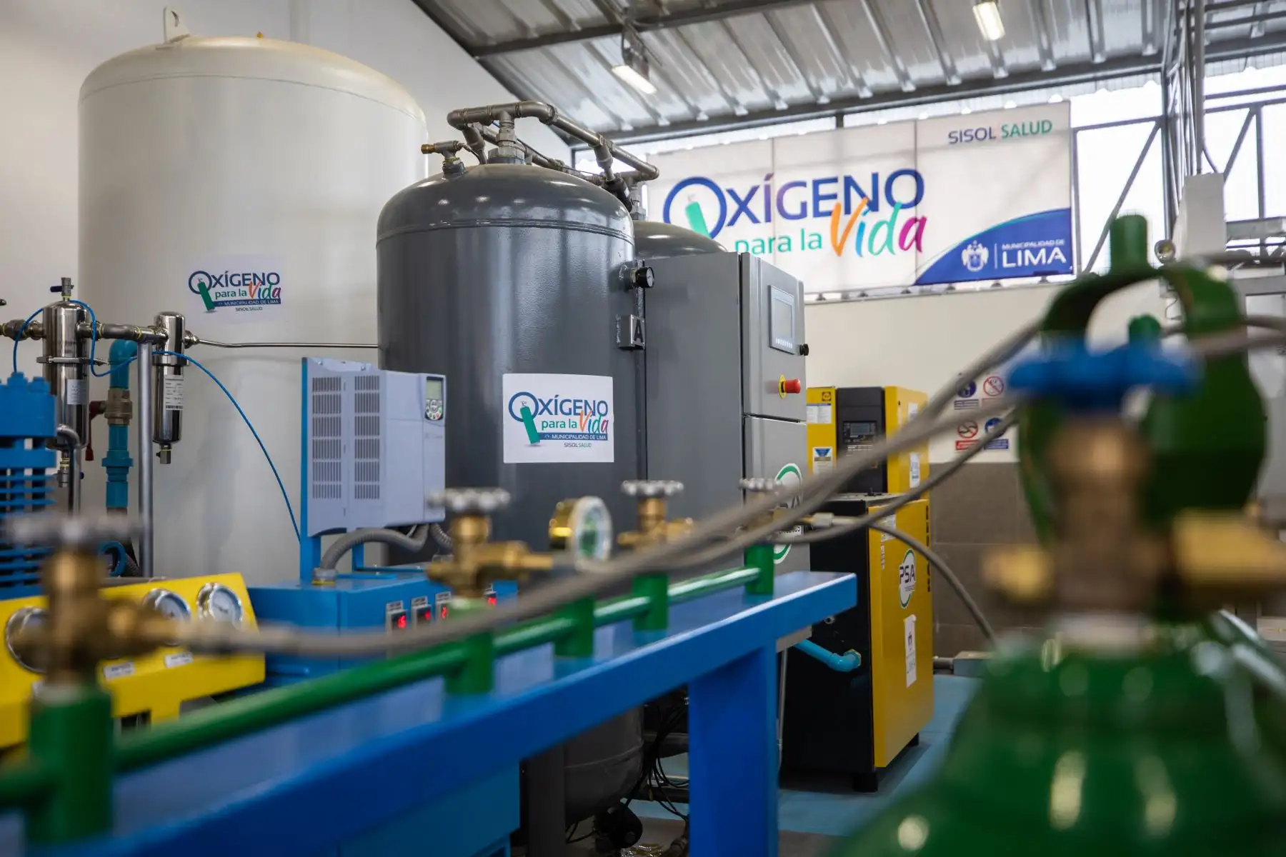 El alcalde Jorge Muñoz visita la segunda planta Oxígeno para la Vida, ubicada en Sisol Amancaes del Rímac, para supervisar su correcto funcionamiento. Los vecinos de la zona ya acceden al servicio gratuito de recarga de balón de oxígeno. Foto: MML