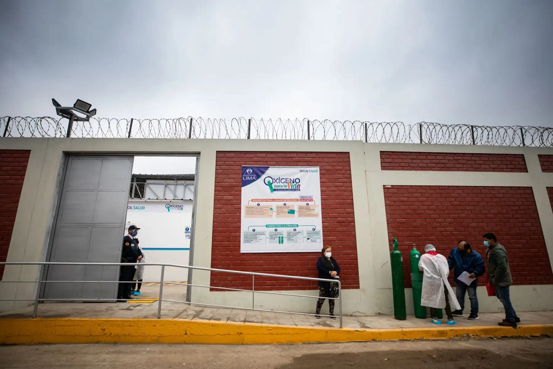 El alcalde Jorge Muñoz visita la segunda planta Oxígeno para la Vida, ubicada en Sisol Amancaes del Rímac, para supervisar su correcto funcionamiento. Los vecinos de la zona ya acceden al servicio gratuito de recarga de balón de oxígeno. Foto: MML
