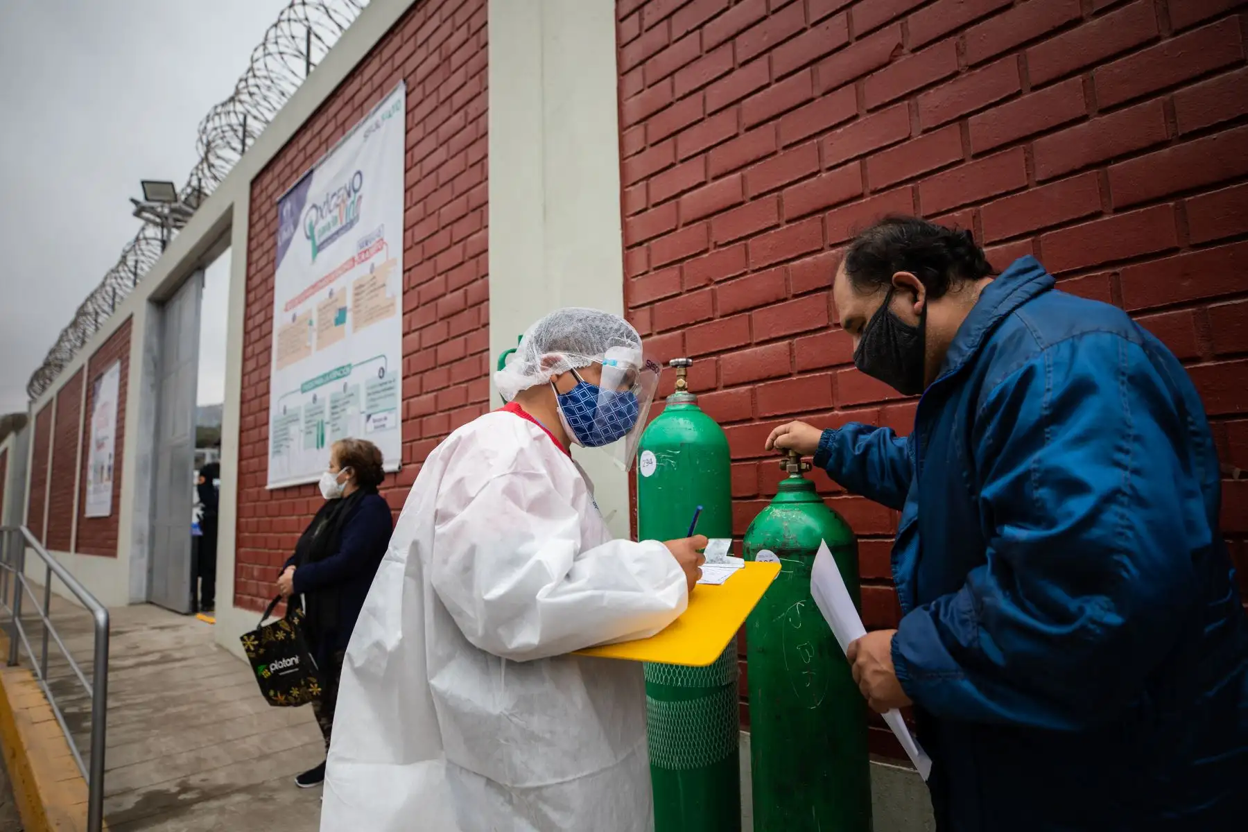 El alcalde Jorge Muñoz visita la segunda planta Oxígeno para la Vida, ubicada en Sisol Amancaes del Rímac, para supervisar su correcto funcionamiento. Los vecinos de la zona ya acceden al servicio gratuito de recarga de balón de oxígeno. Foto: MML