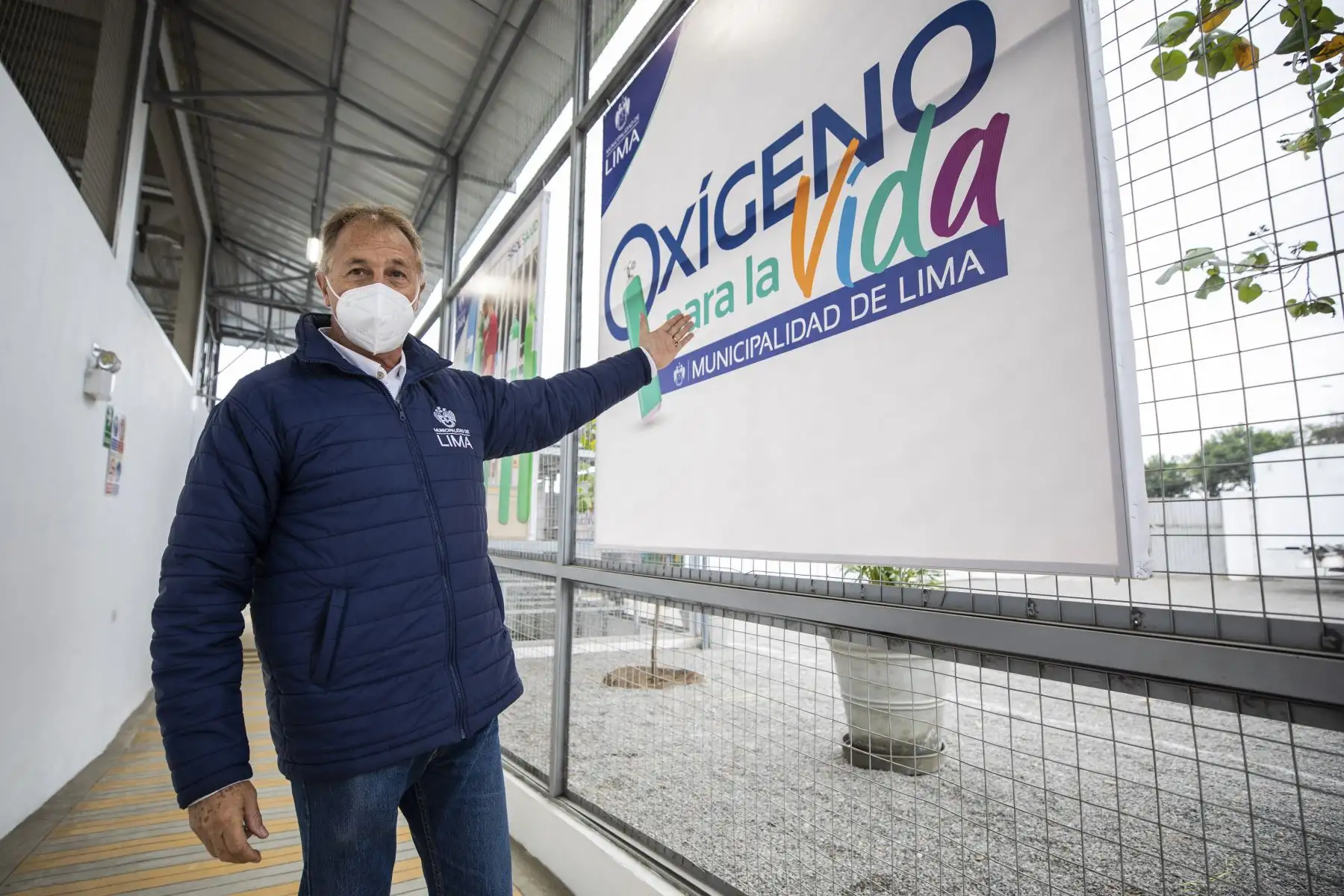 El alcalde Jorge Muñoz visita la segunda planta Oxígeno para la Vida, ubicada en Sisol Amancaes del Rímac, para supervisar su correcto funcionamiento. Los vecinos de la zona ya acceden al servicio gratuito de recarga de balón de oxígeno. Foto: MML
