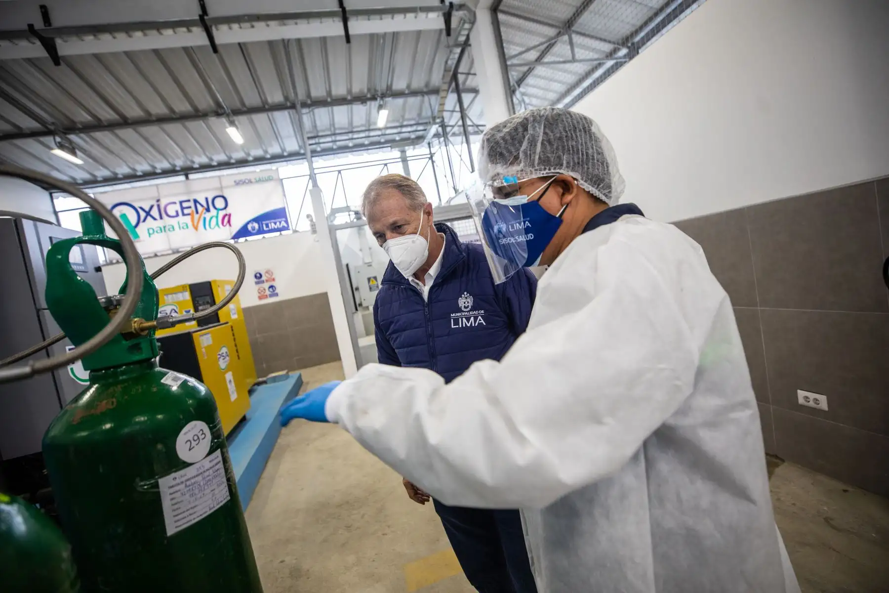 El alcalde Jorge Muñoz visita la segunda planta Oxígeno para la Vida, ubicada en Sisol Amancaes del Rímac, para supervisar su correcto funcionamiento. Los vecinos de la zona ya acceden al servicio gratuito de recarga de balón de oxígeno. Foto: MML