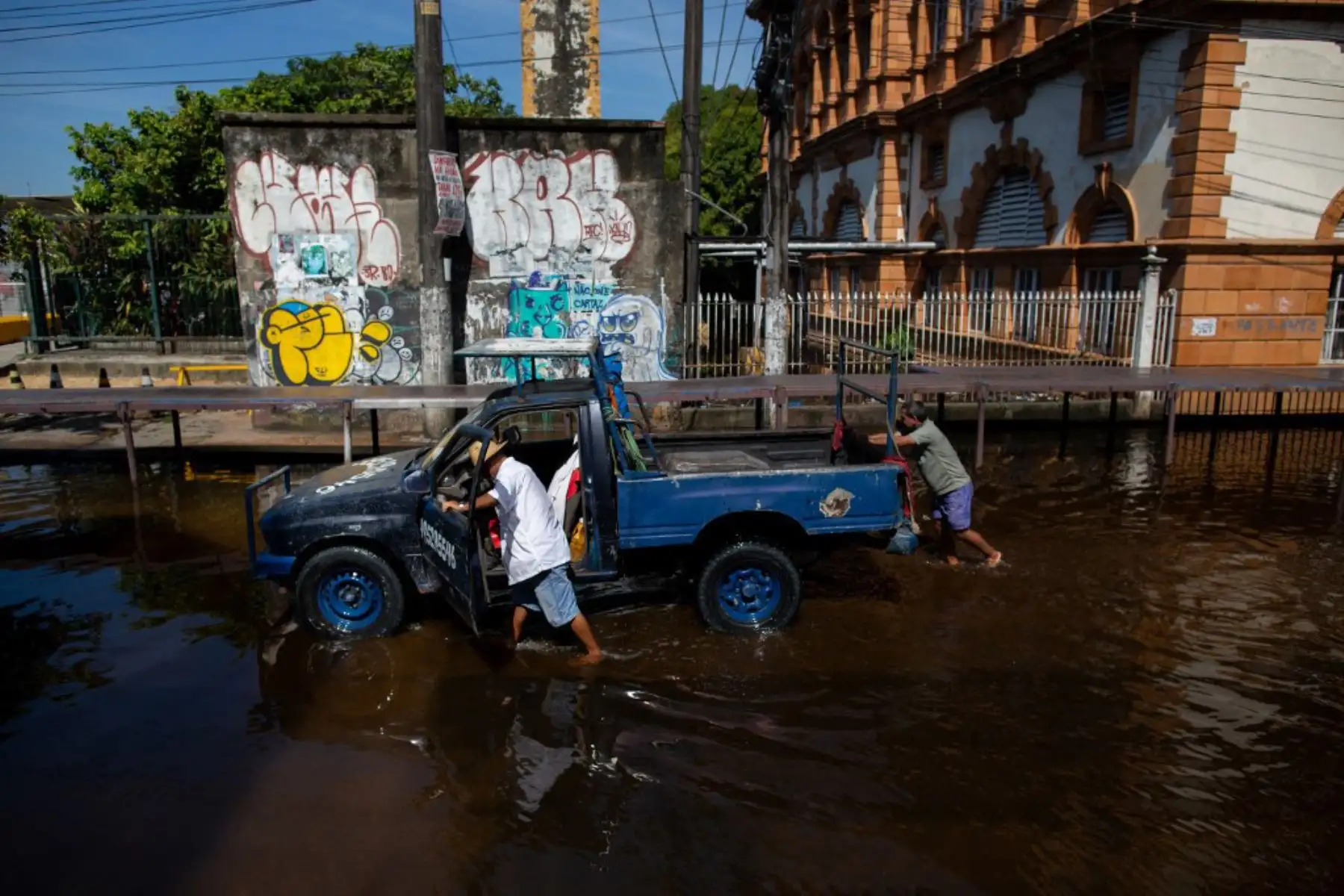 Hombres empujan un automóvil por una calle inundada en el centro de la ciudad de Manaos, capital del estado brasileño de Amazonas tras la crecida del Río Negro, afluente del río Amazonas que alcanzó los 29,98 metros, haciendo un nuevo nivel récord de la temporada de inundaciones.  Manaos y otras 35 ciudades han decretado el estado de emergencia por el desbordamiento del río.

Foto: AFP