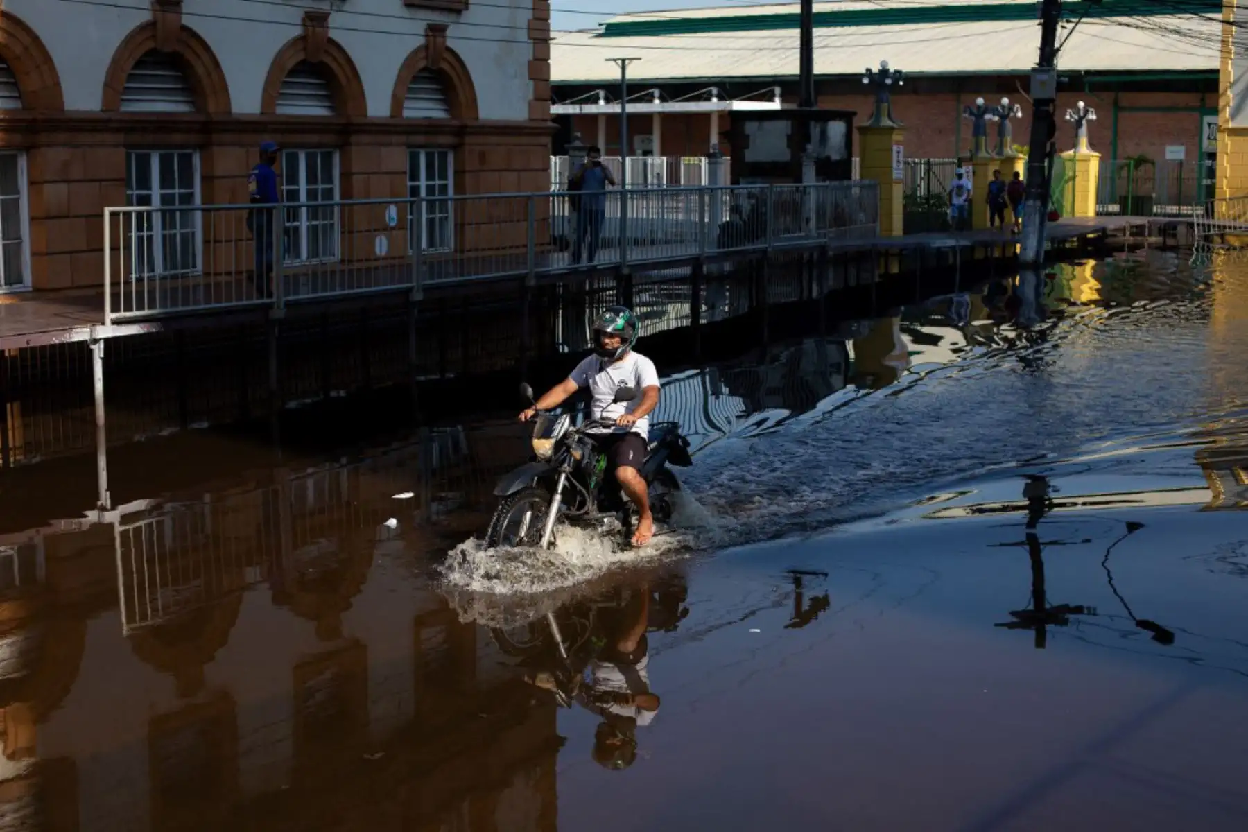 Motociclista atraviesa una calle inundada en el centro de la ciudad de Manaos, capital del estado brasileño de Amazonas tras la crecida del Río Negro, afluente del río Amazonas que alcanzó los 29,98 metros, haciendo un nuevo nivel récord de la temporada de inundaciones.  Manaos y otras 35 ciudades han decretado el estado de emergencia por el desbordamiento del río.

Foto: AFP