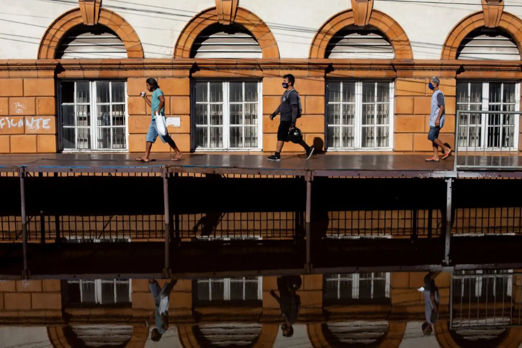 La gente camina por pasarelas construidas para cruzar calles inundadas en el centro de la ciudad de Manaos, capital del estado brasileño de Amazonas tras la crecida del Río Negro, afluente del río Amazonas que alcanzó los 29,98 metros, haciendo un nuevo nivel récord de la temporada de inundaciones.  Manaos y otras 35 ciudades han decretado el estado de emergencia por el desbordamiento del río.

Foto: AFP