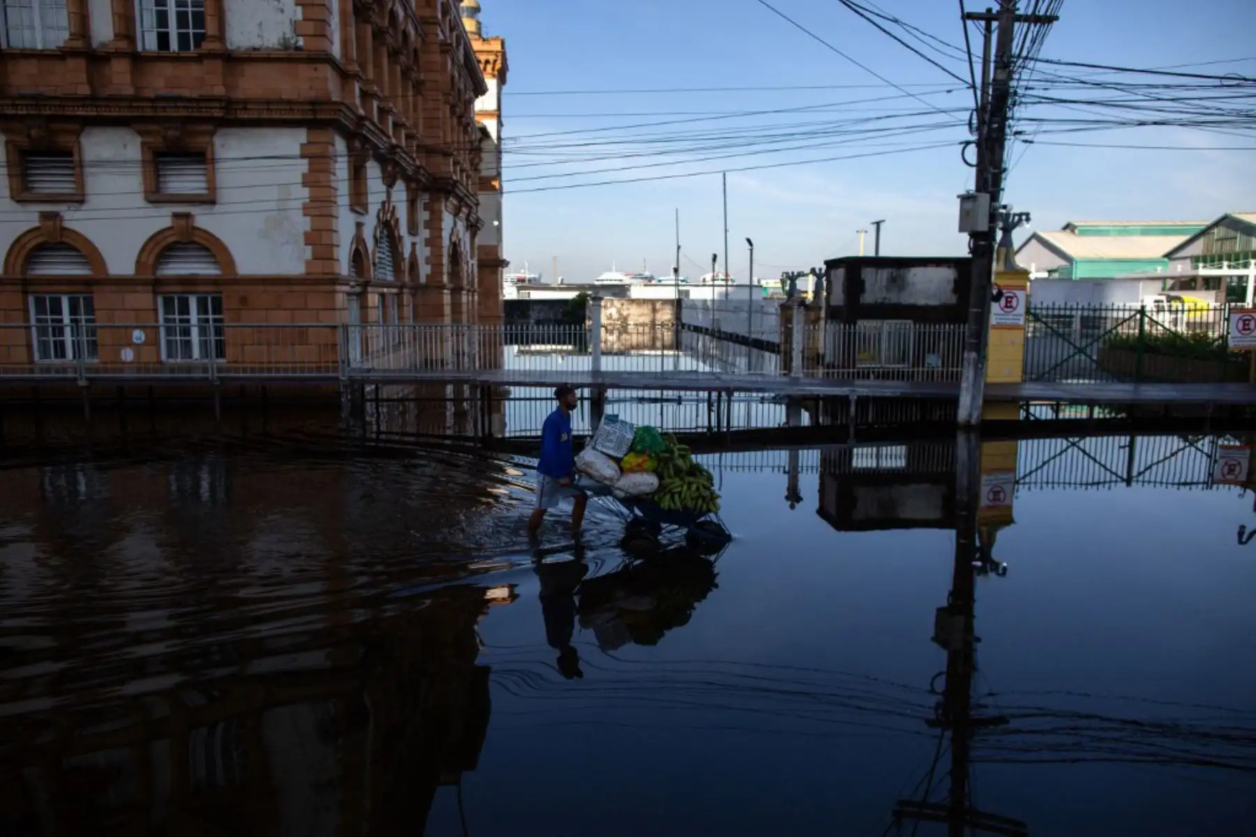 La gente camina por pasarelas construidas para cruzar calles inundadas en el centro de la ciudad de Manaos, capital del estado brasileño de Amazonas tras la crecida del Río Negro, afluente del río Amazonas que alcanzó los 29,98 metros, haciendo un nuevo nivel récord de la temporada de inundaciones.  Manaos y otras 35 ciudades han decretado el estado de emergencia por el desbordamiento del río.

Foto: AFP