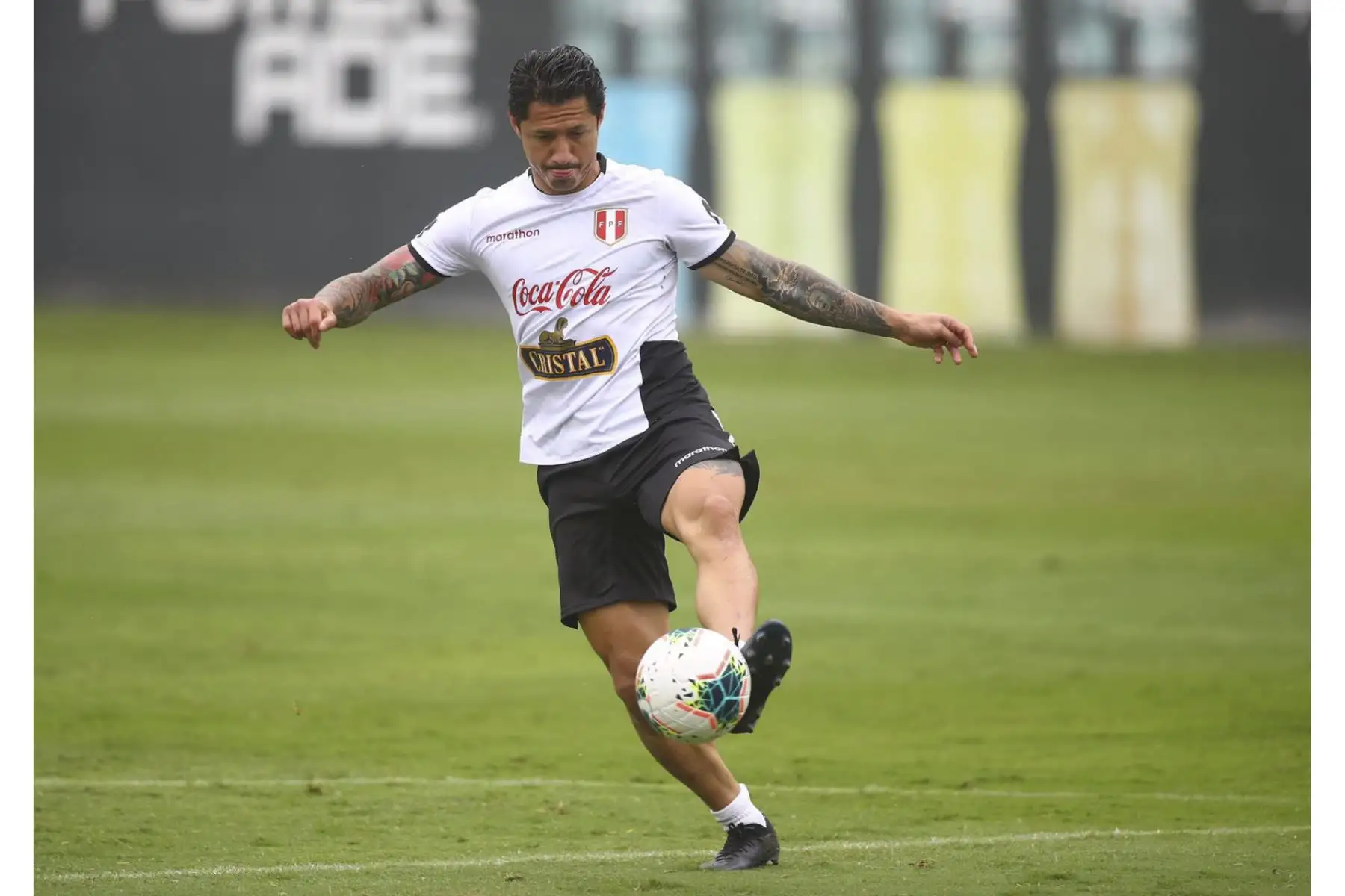 Gianluca Lapadula de la Selección peruana realiza su penúltimo entrenamiento previo al duelo ante Colombia por las Eliminatorias Qatar 2022. Foto: FPF