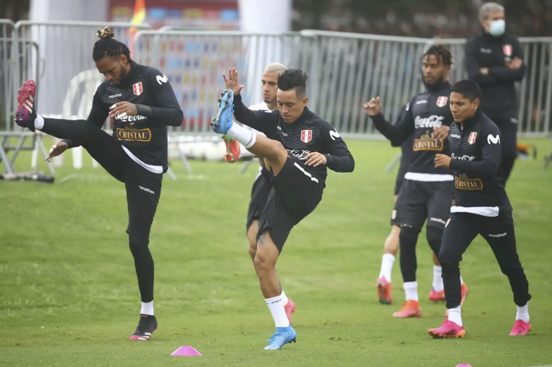Pedro Gallese, Christian Cueva y Raúl Ruídiaz de la Selección peruana realizan su penúltimo entrenamiento previo al duelo ante Colombia por las Eliminatorias Qatar 2022. Foto: FPF