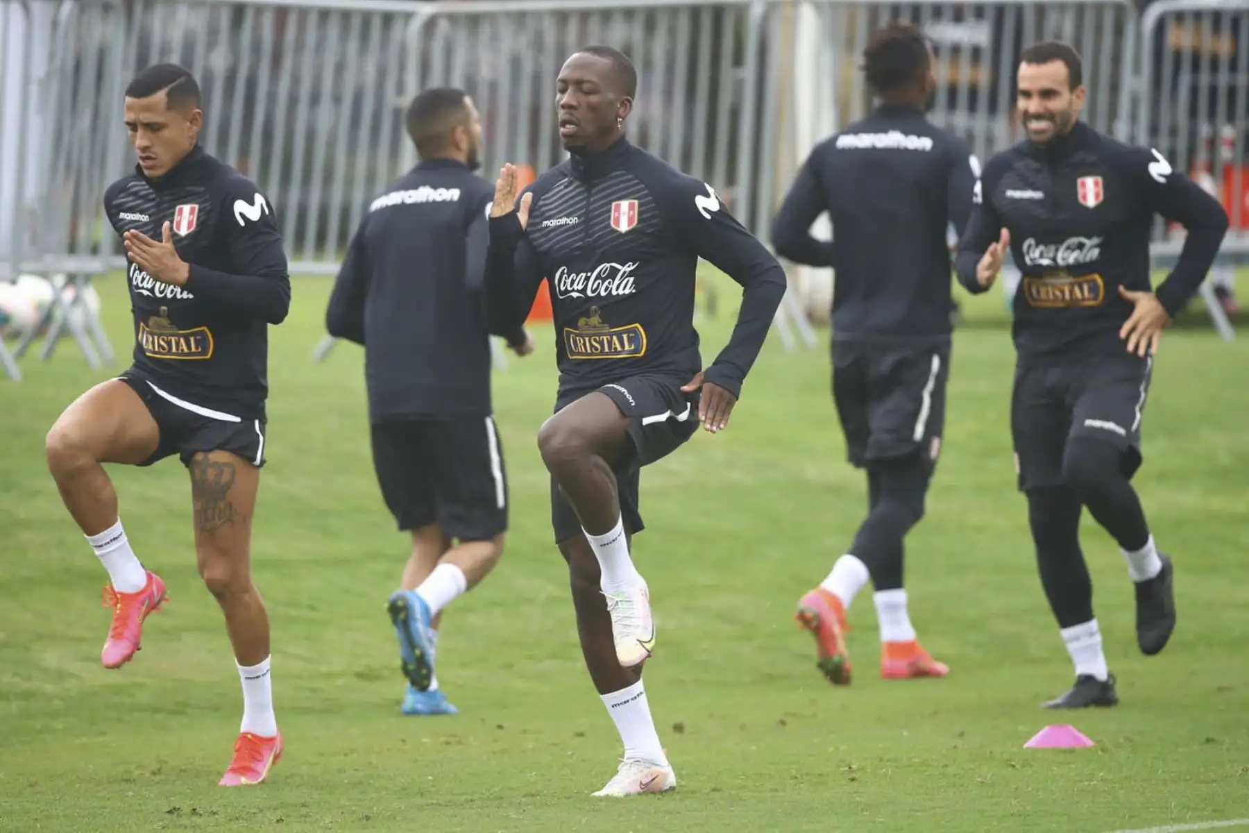 Luis Advincula y Yoshimar Yotún de la Selección peruana realizan su penúltimo entrenamiento previo al duelo ante Colombia por las Eliminatorias Qatar 2022. Foto: FPF