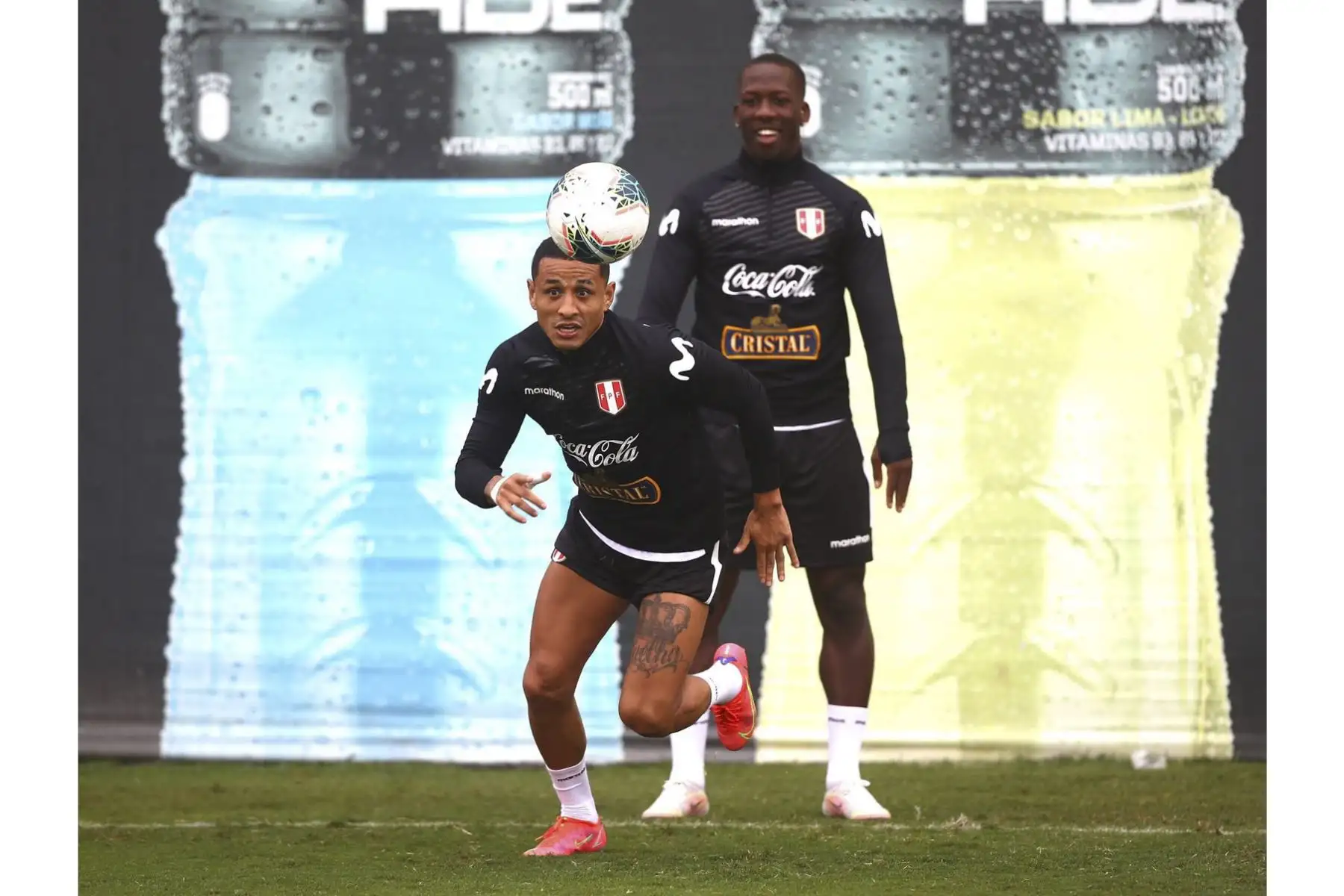 Yoshimar Yotún y Luis Advincula de la Selección peruana realizan su penúltimo entrenamiento previo al duelo ante Colombia por las Eliminatorias Qatar 2022. Foto: FPF