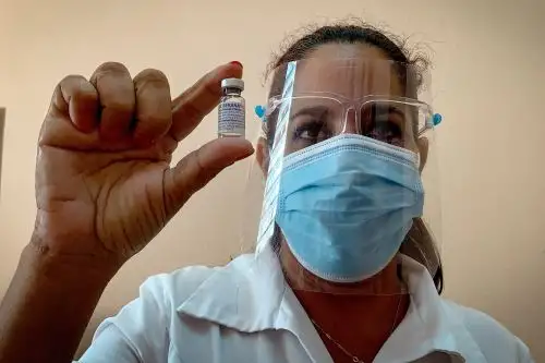 Soberana 02 y Abdala, ambas de aplicación intramuscular, son vacunas de subunidad basadas en el sitio de unión al receptor (RBD) de la proteína S del virus. Foto: AFP