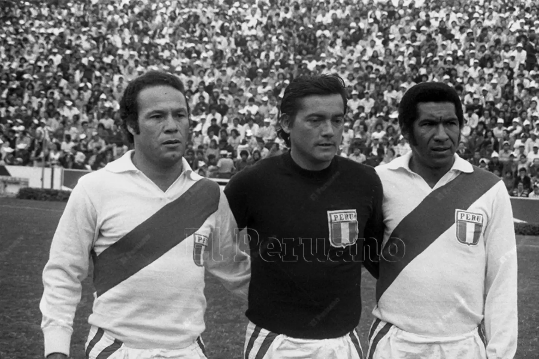 Lima - 4 octubre 1975. El arquero Ottorino Sartor junto a Enrique Casaretto y Julio Meléndez el día que la selección peruana de fútbol enfrentó a Brasil en el partido de vuelta por la semifinal de la Copa América. Foto: Archivo Histórico de El Peruano / Nelson Vela