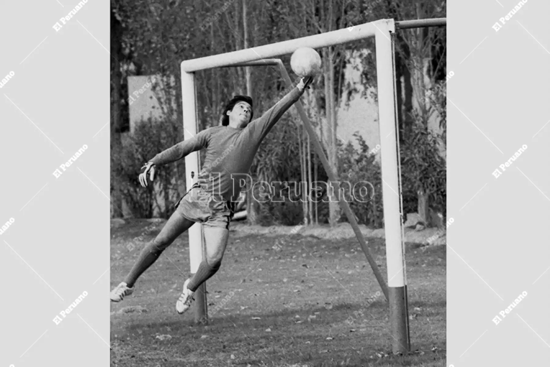Lima - 25 setiembre 1975. El arquero Ottorino Sartor en los entrenamientos de la selección peruana de fútbol que participa en la Copa América 1975. Foto: Archivo Histórico de El Peruano / Virgilio Molero
