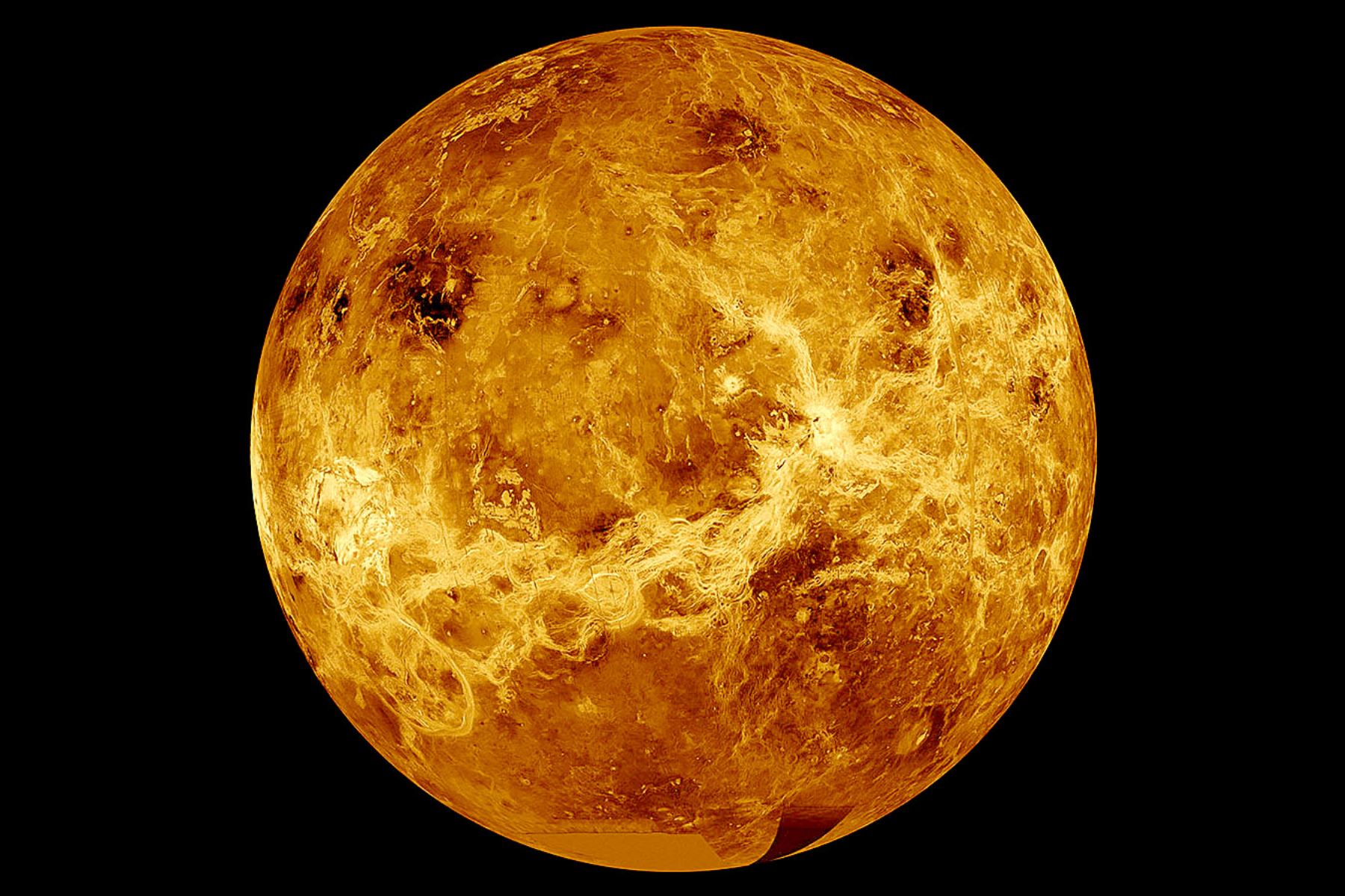 Esta foto de archivo publicada por la NASA muestra el planeta Venus en una combinación de datos de la nave espacial Magellan de la NASA y Pioneer Venus Orbiter. La NASA anunció dos nuevas misiones a Venus que se lanzarán al final de la década y están con el objetivo de aprender cómo el vecino planetario más cercano de la Tierra se convirtió en un infierno mientras el nuestro prosperaba. Foto: AFP