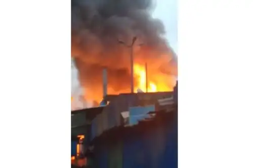 20 unidades especializadas del CGBVP llegaron al lugar para sofocar el fuego que fue calificado de código 3, es decir de grandes proporciones. Captura TV