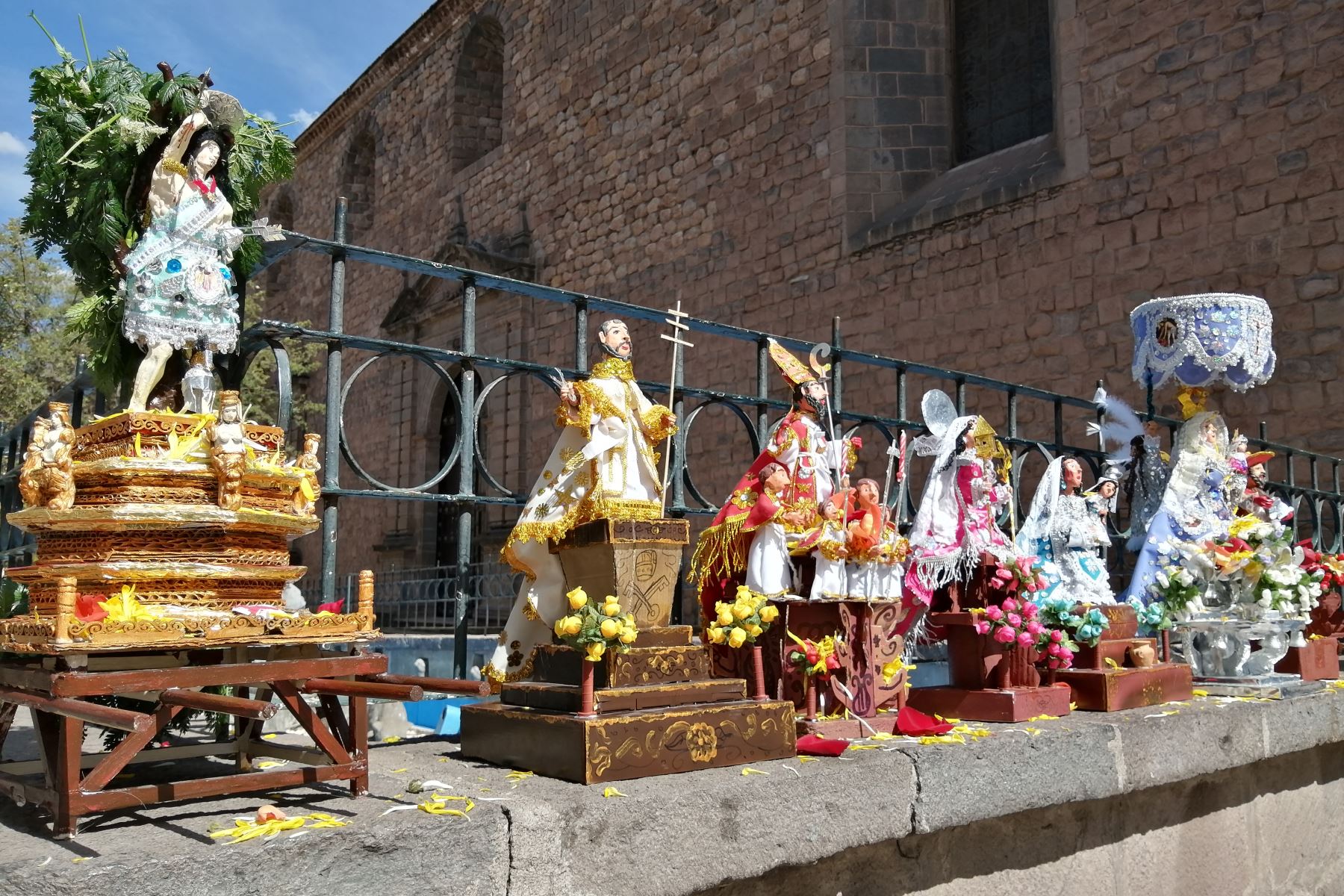Imágenes de santos y vírgenes en miniatura protagonizaron entrada simbólica del Corpus Christi en el Cusco. Foto: ANDINA/Percy Hurtado Santillán