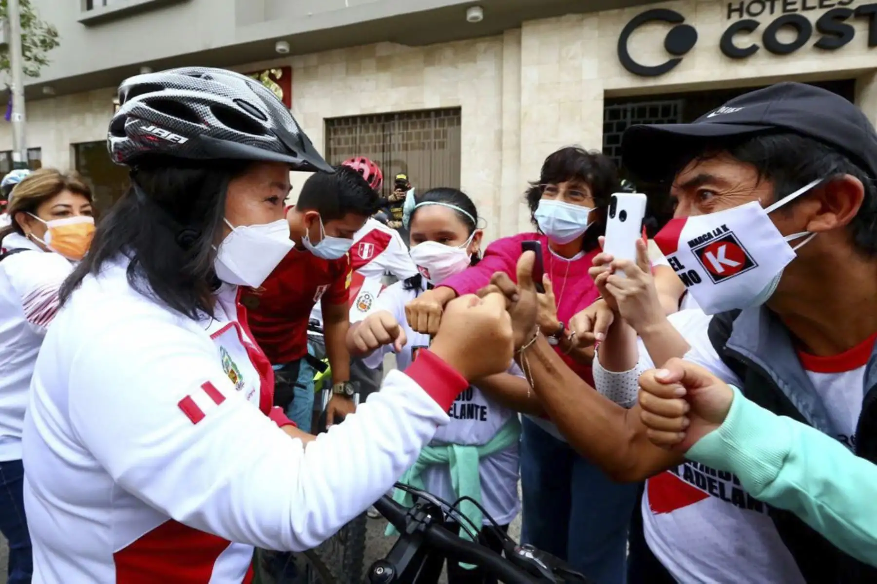 Candidata Keiko Fujimori realiza bicicleteada en la ciudad de Piura. Foto: Difusión