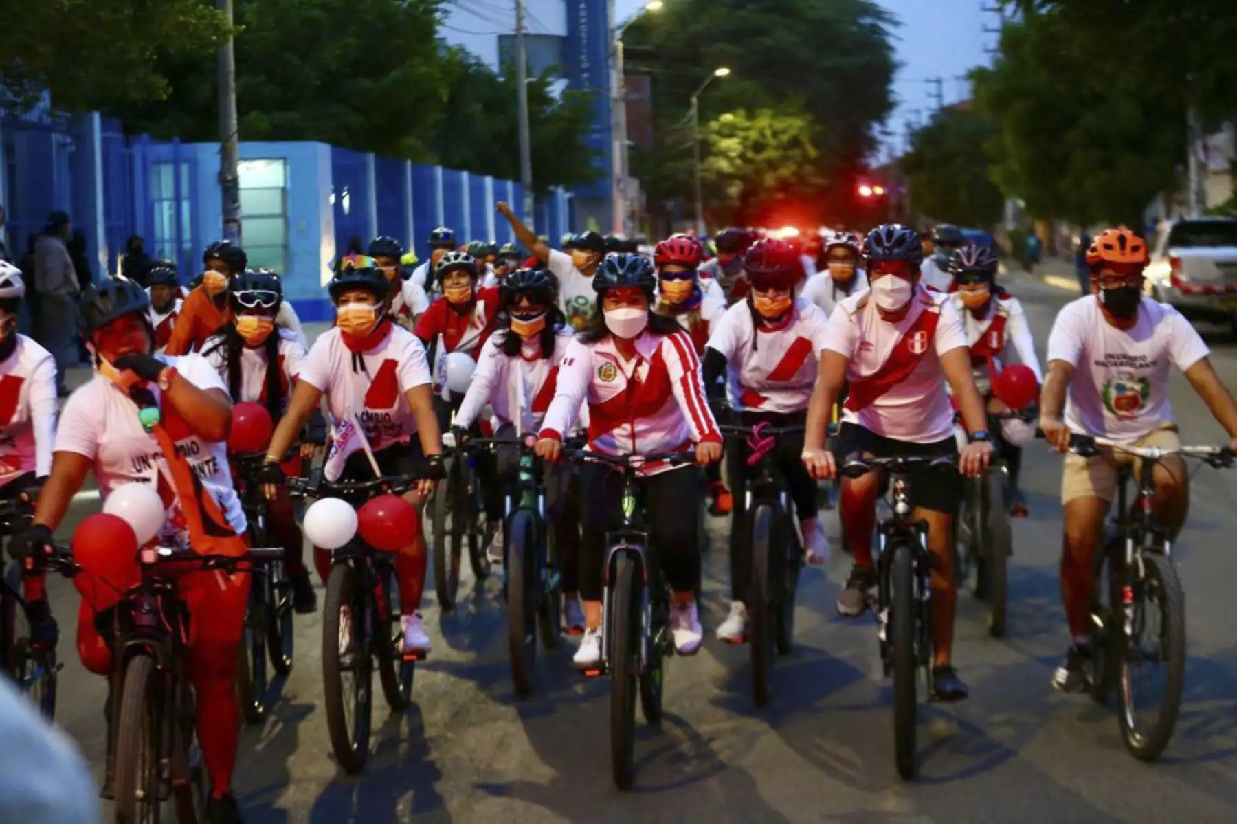 Candidata Keiko Fujimori realiza bicicleteada en la ciudad de Piura. Foto: Difusión