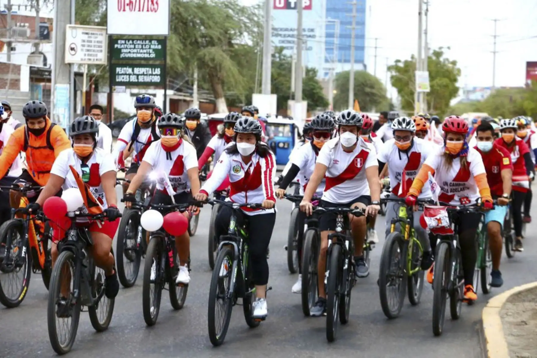 Candidata Keiko Fujimori realiza bicicleteada en la ciudad de Piura. Foto: Difusión