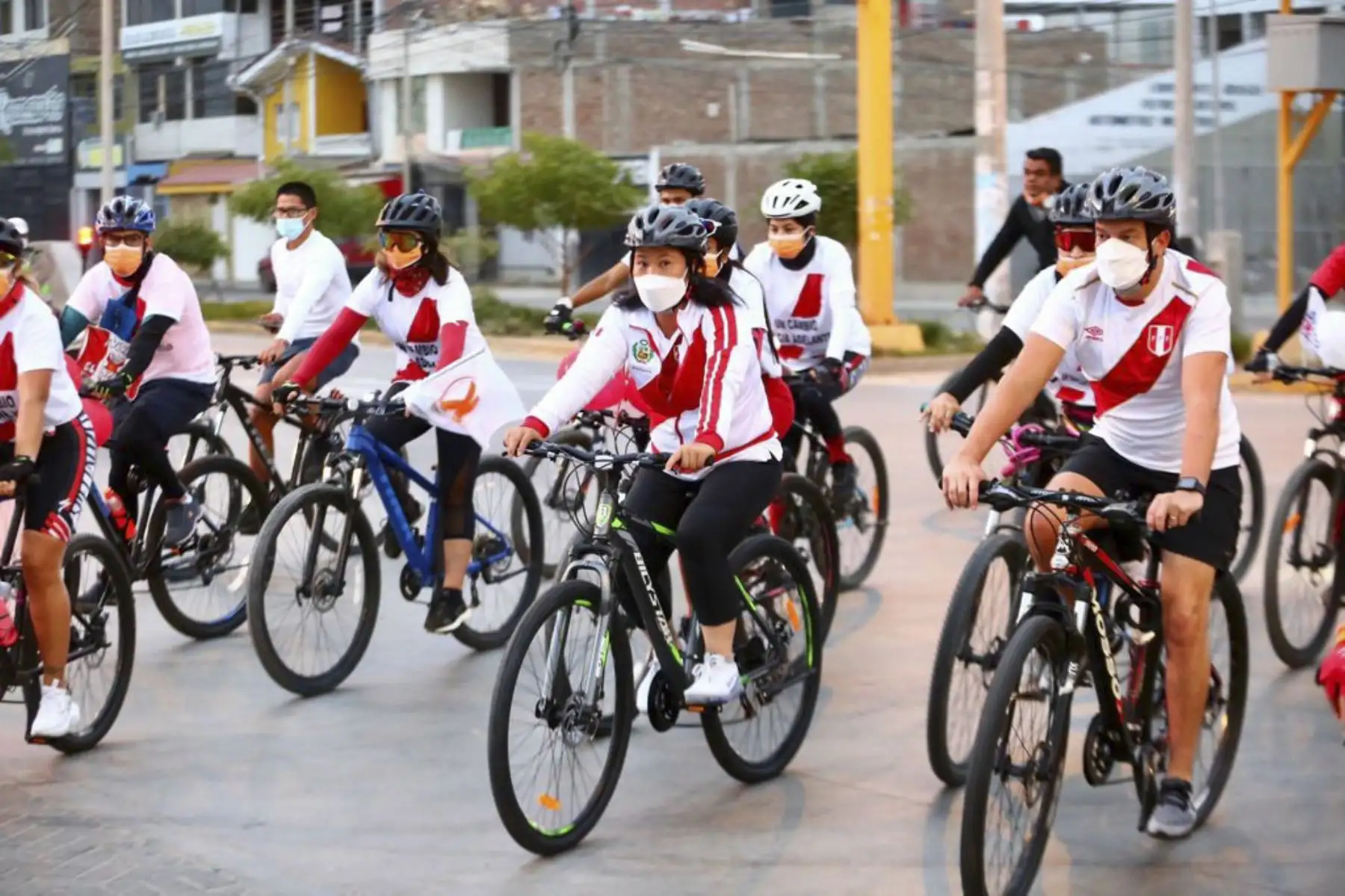 Candidata Keiko Fujimori realiza bicicleteada en la ciudad de Piura. Foto: Difusión
