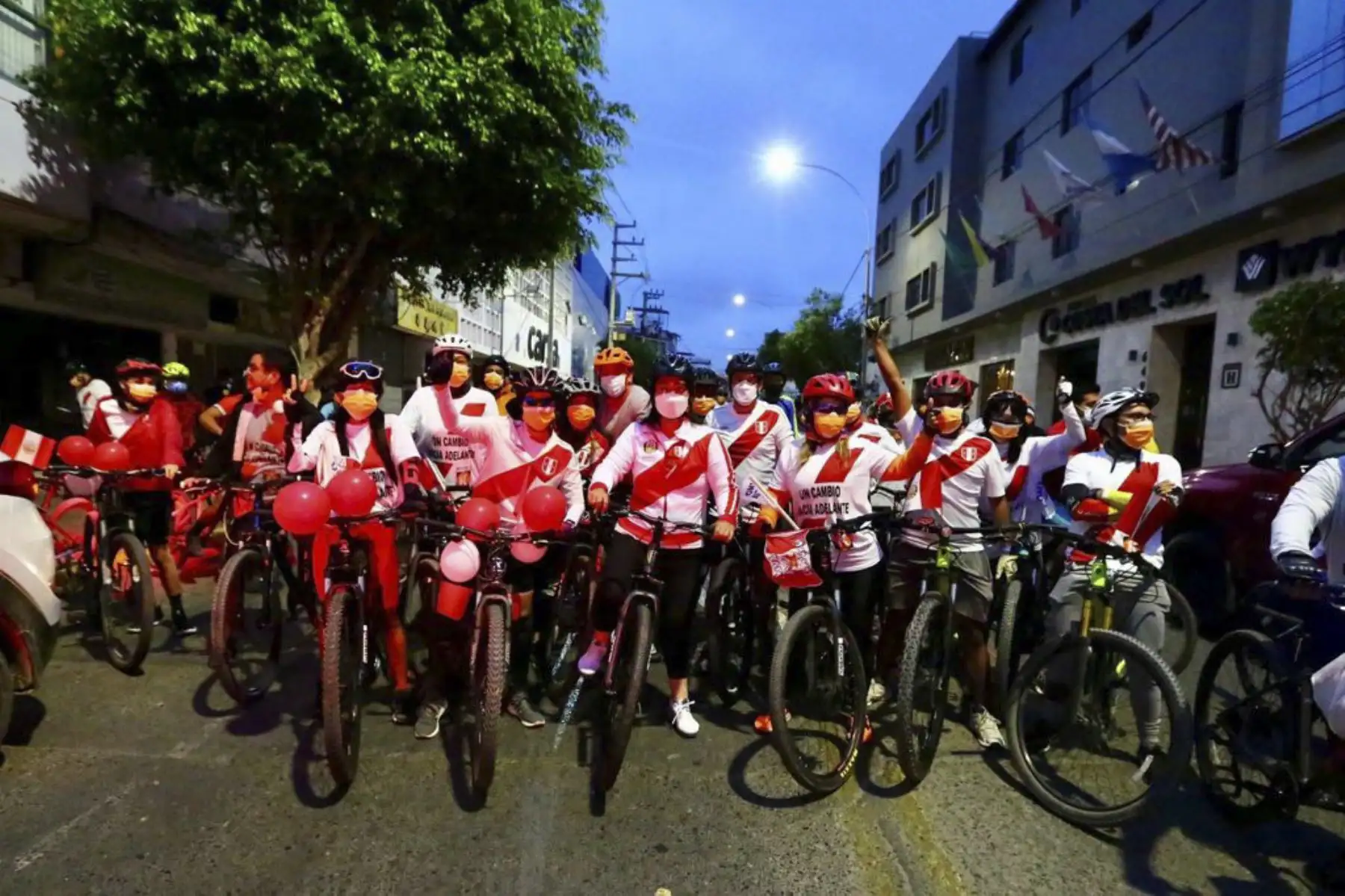 Candidata Keiko Fujimori realiza bicicleteada en la ciudad de Piura. Foto: Difusión