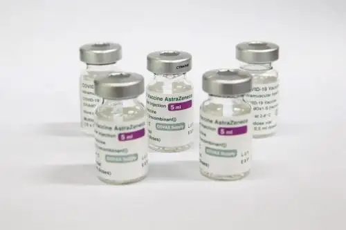 Chile pausa temporalmente segundas dosis de AstraZeneca en menores de 45 años.