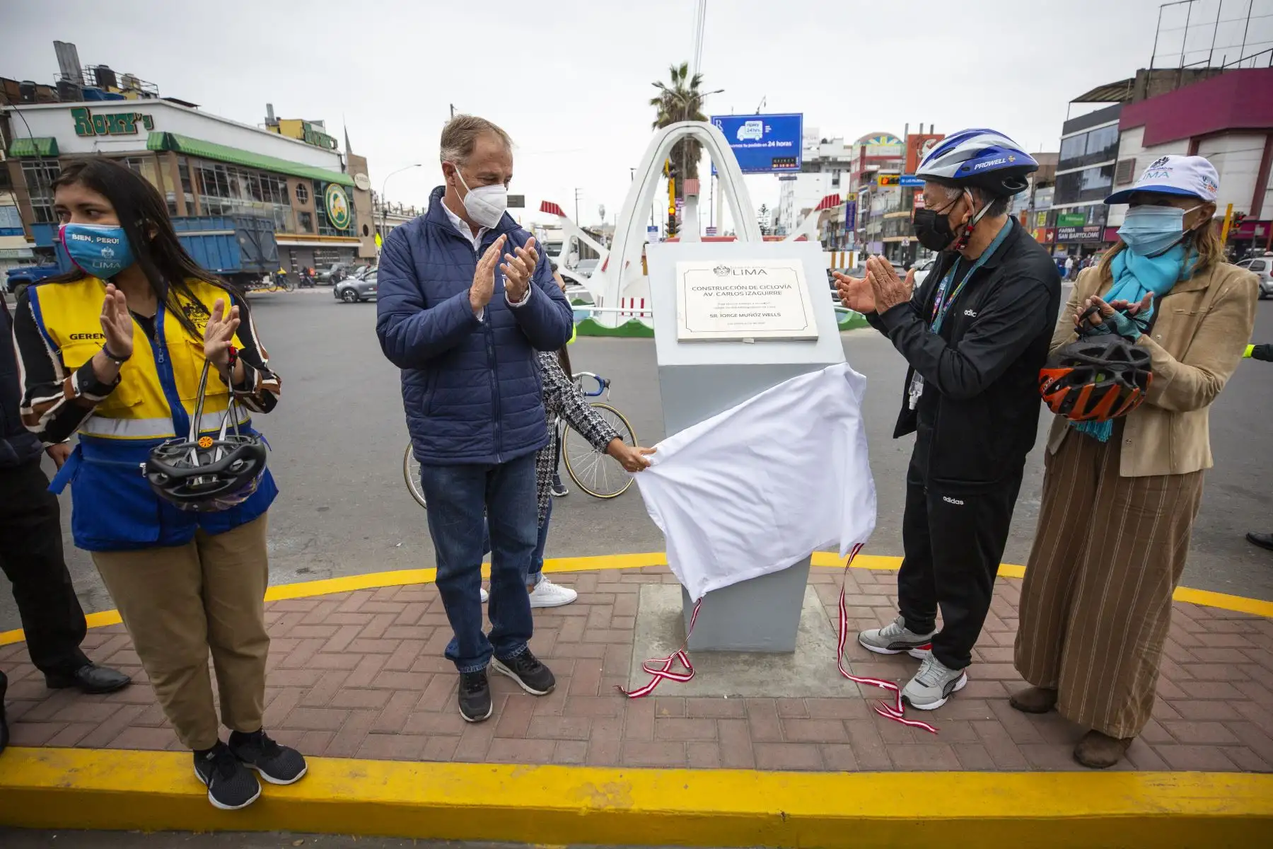 La presentación incluyó la develación de una placa, contó con la participación del alcalde de Los Olivos, Felipe Castillo, autoridades municipales, vecinos y ciclistas, quienes junto al alcalde Muñoz realizaron un recorrido en bicicleta.