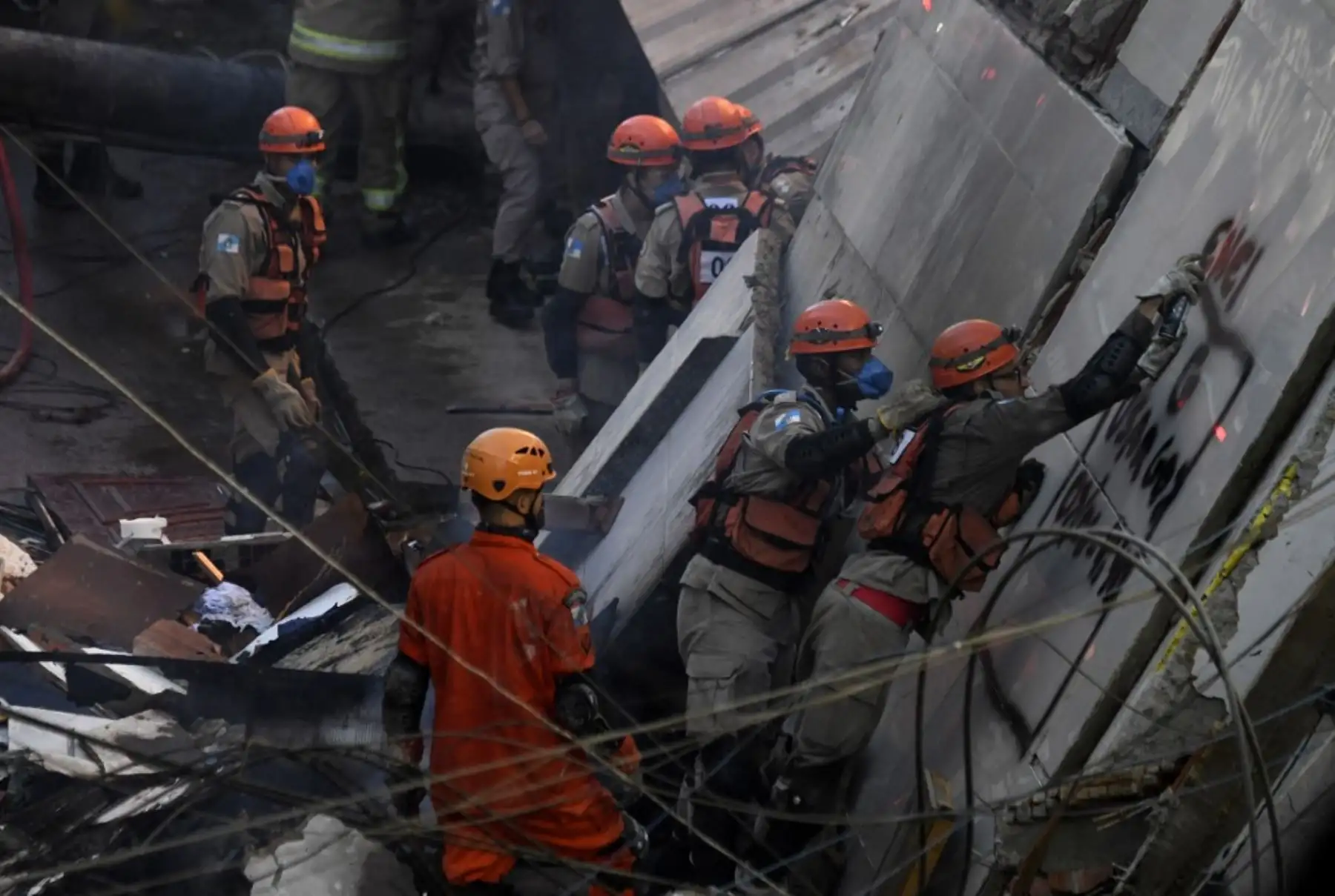 Bomberos y equipos de rescate buscan víctimas del derrumbe de un edificio temprano en la mañana en la favela Rio das Pedras en Río de Janeiro el 3 de junio de 2021. Foto: AFP