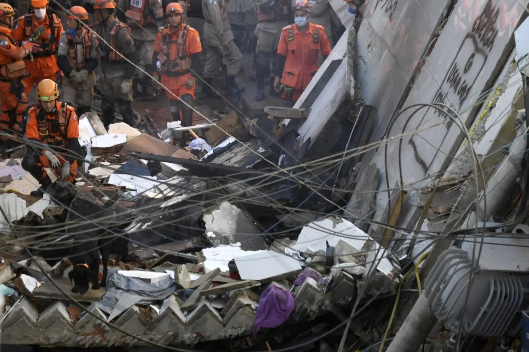 Equipos de rescate buscan víctimas del derrumbe de un edificio temprano en la mañana en la favela Rio das Pedras en Río de Janeiro, Brasil, el 3 de junio de 2021. Foto: AFP