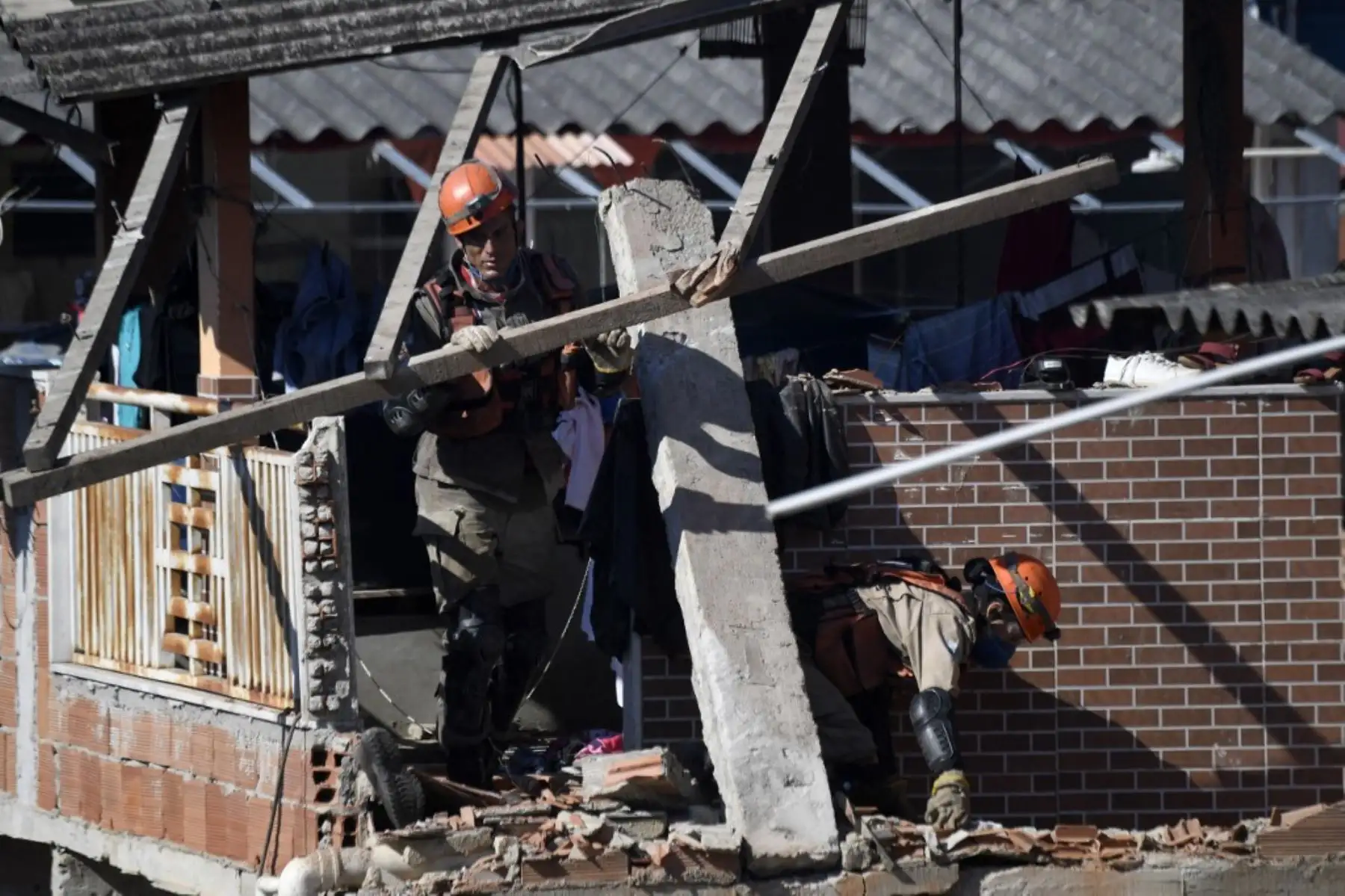 Equipos de rescate buscan víctimas del derrumbe de un edificio temprano en la mañana en la favela Rio das Pedras en Río de Janeiro, Brasil, el 3 de junio de 2021.  Foto: AFP