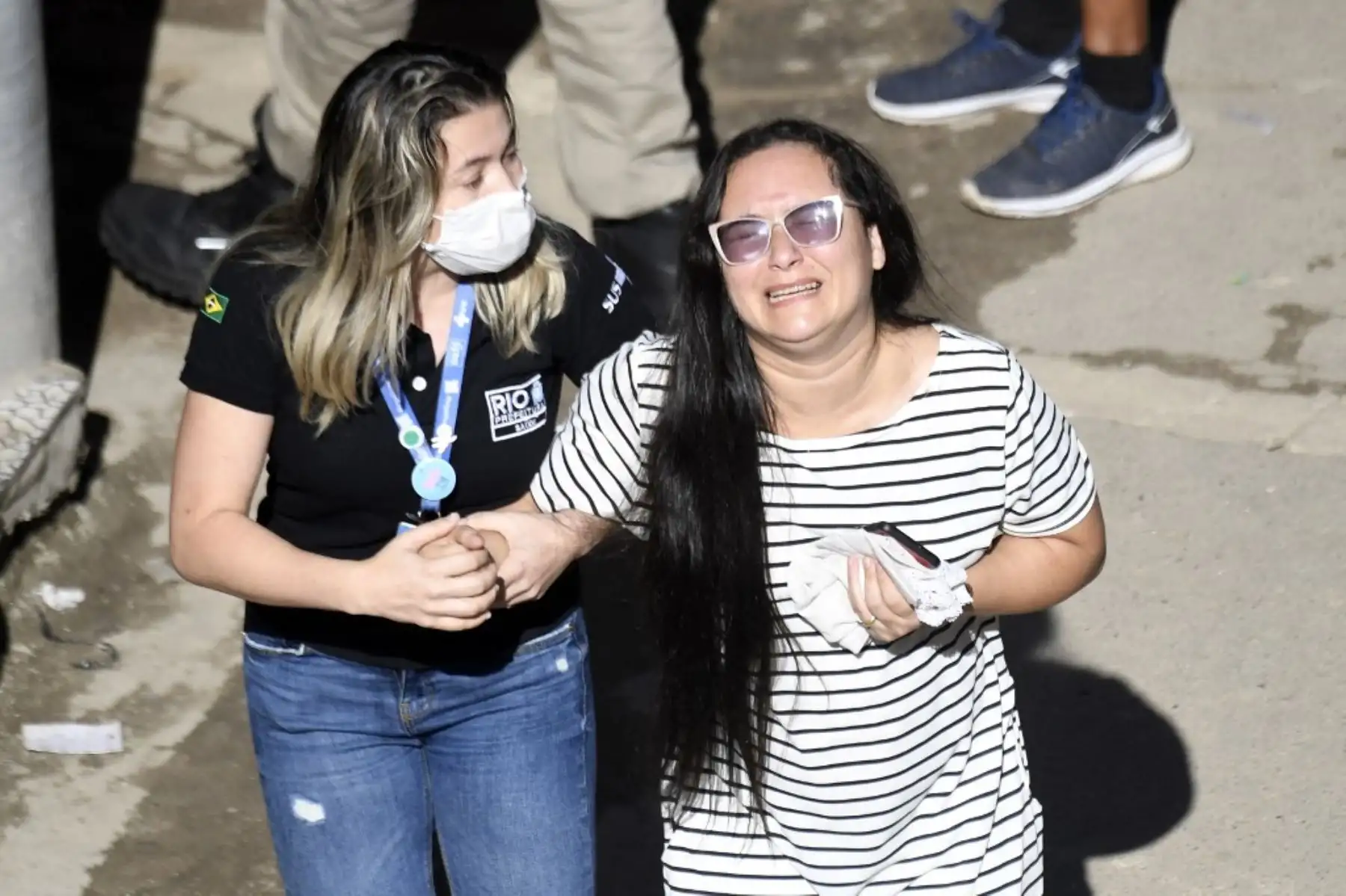 Una mujer reacciona después del derrumbe de un edificio en la favela Rio das Pedras en Río de Janeiro, Brasil, el 3 de junio de 2021. Foto: AFP