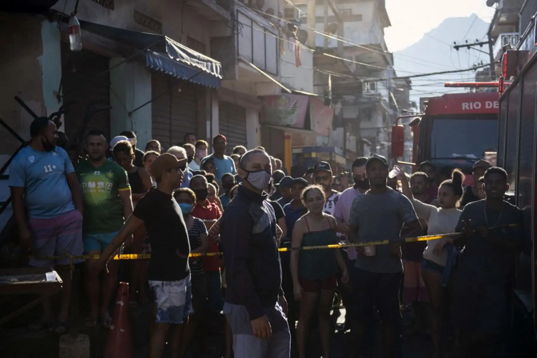 Residentes observan a los bomberos y equipos de rescate que trabajan para retirar a las víctimas del derrumbe de un edificio temprano en la mañana en la favela Rio das Pedras en Río de Janeiro, Brasil, el 3 de junio de 2021. Foto: AFP