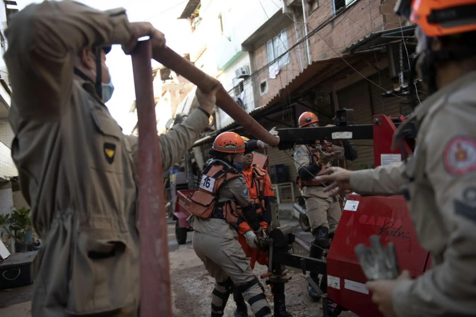 Bomberos y equipos de rescate trabajan para sacar una víctima de los escombros del derrumbe de un edificio temprano en la mañana en la favela Rio das Pedras en Río de Janeiro, Brasil, el 3 de junio de 2021. Foto: AFP