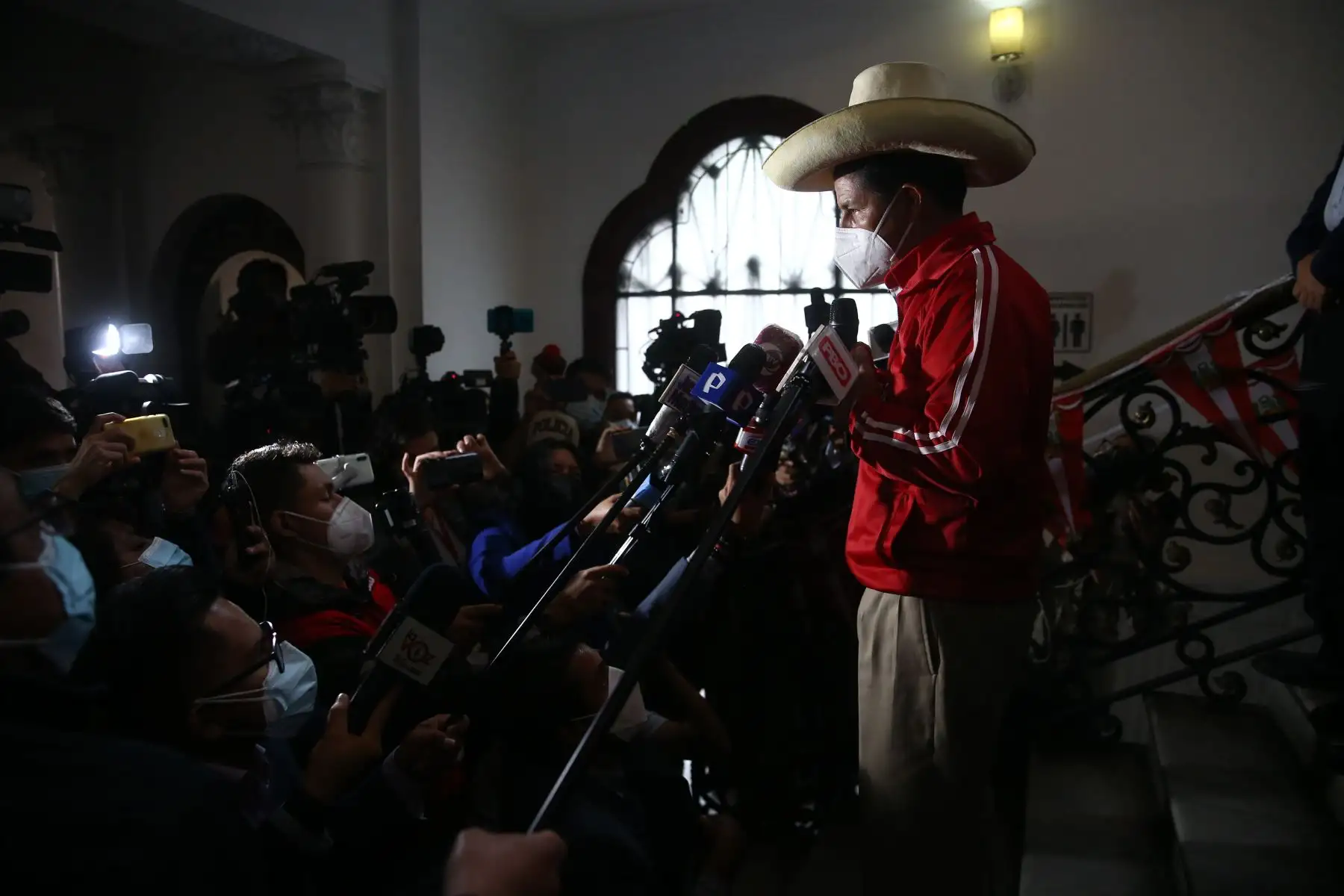Candidato Pedro Castillo realiza conferencia de prensa con su equipo técnico en el centro de Lima. Foto: ANDINA/Vidal Tarqui