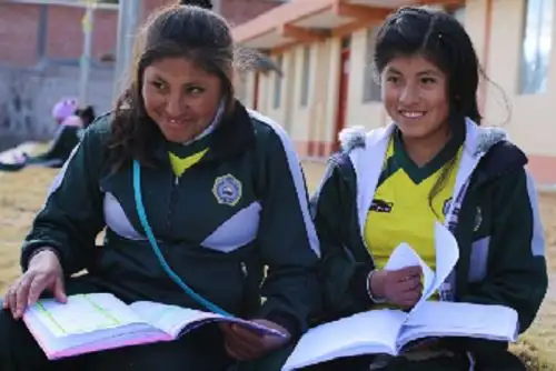 La secundaria en alternancia está orientada a los alumnos de zonas rurales cuyas comunidades o familias se dedican a actividades productivas o ancestrales y residen a 4 horas de distancia de la institución educativa.